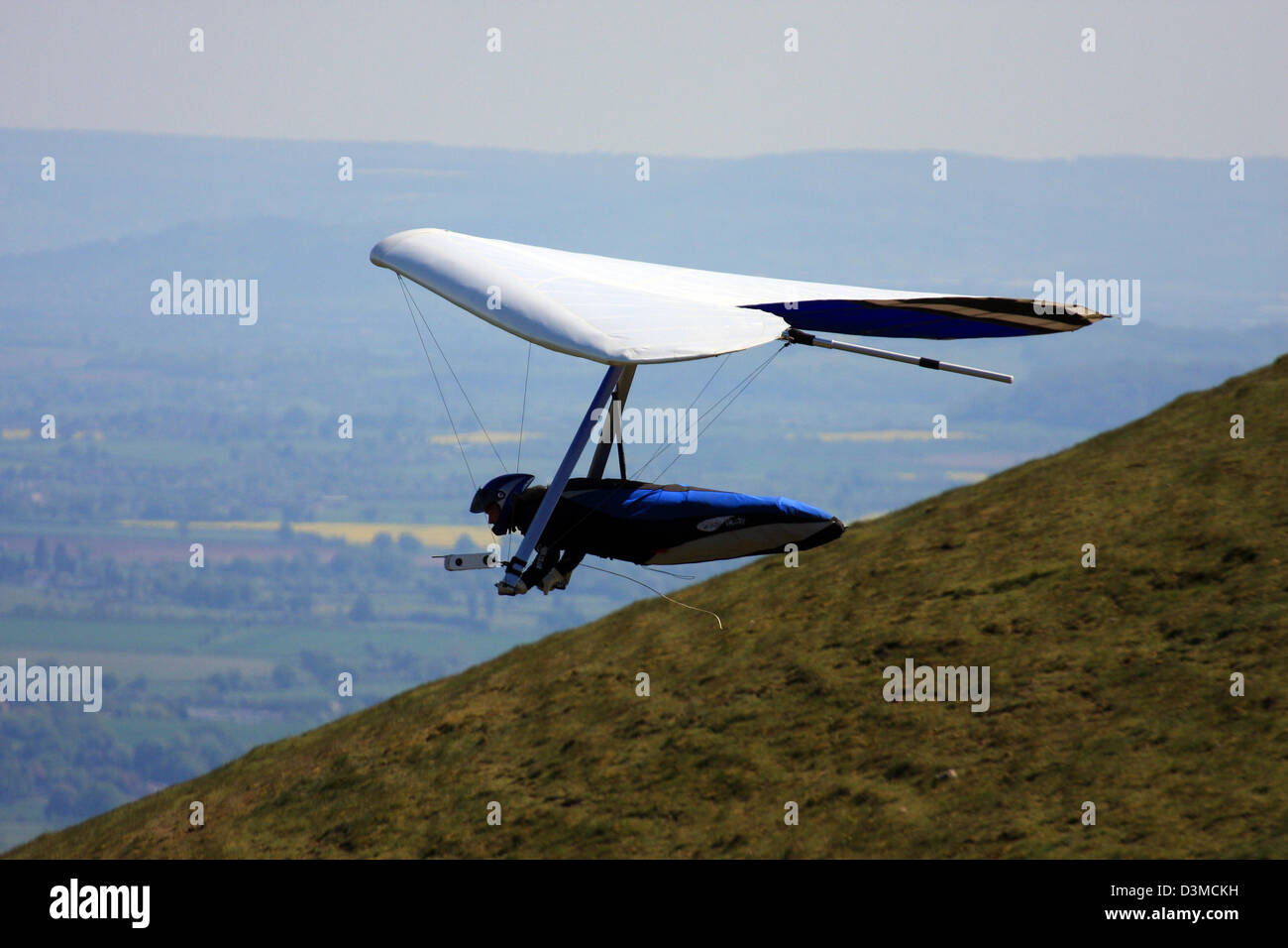 Hang Glider pilot starten über die Malvern Hills in Worcestershire UK Stockfoto
