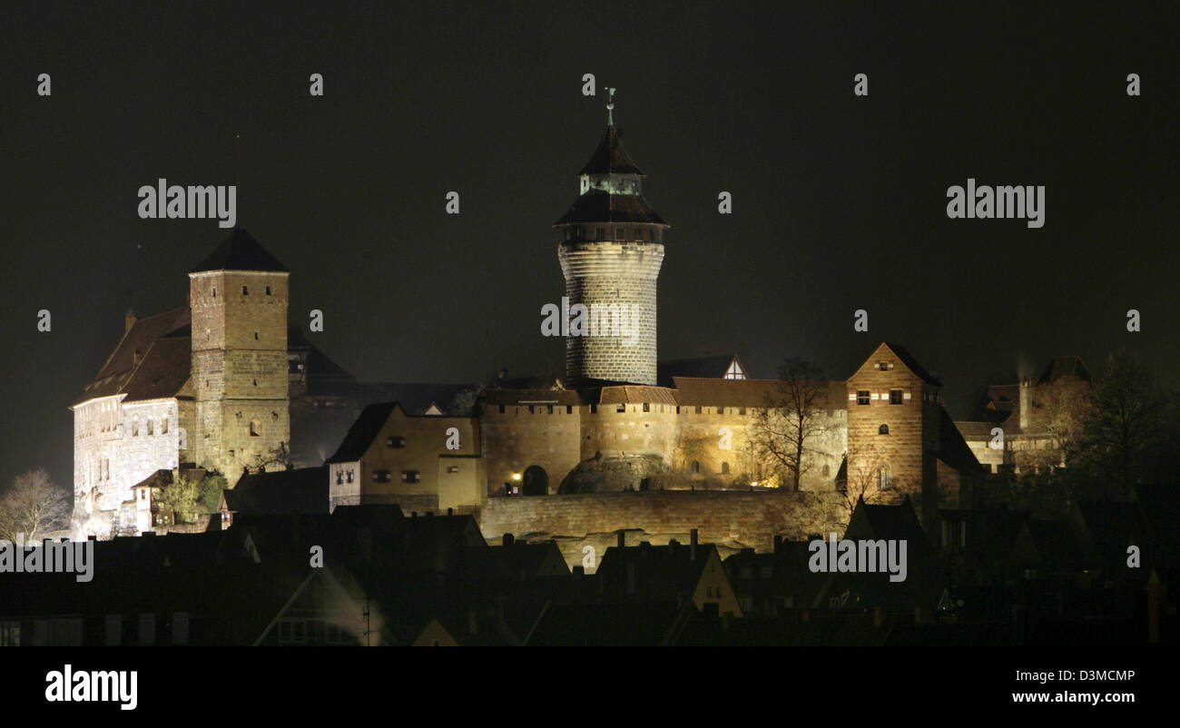 Das Bild zeigt das beleuchtete Nürnberg Castel in der Nacht, Deutschland, 25. Januar 2006. Die Großanlagen der Nürnberger Burg, die heute ein Museum, gehören die Burggrafen - und die Kaiserburg im 12. Jahrhundert mit einigen Umbauarbeiten bis 15. und 16. Jahrhundert gebaut. Foto: Daniel Karmann Stockfoto