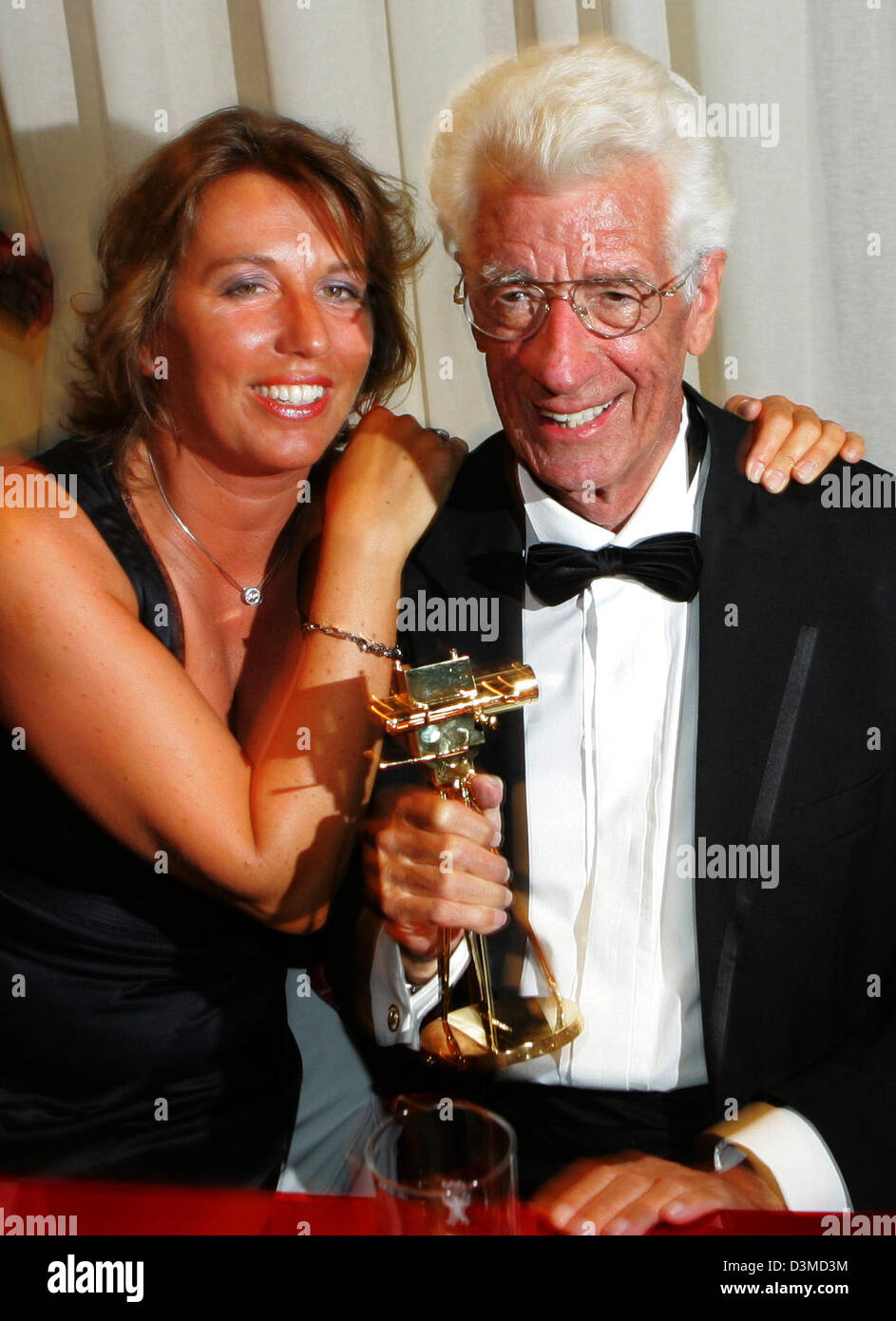 TV-Moderatorin Rudi Carrell (R) und seine Frau Simone stellen gemeinsam auf  der Aftershow-Party nach der "Goldenen Kamera" in Berlin, Donnerstag, 2.  Februar 2006 Preisverleihung. Carrell (71), der an Krebs leidet, erhielt die