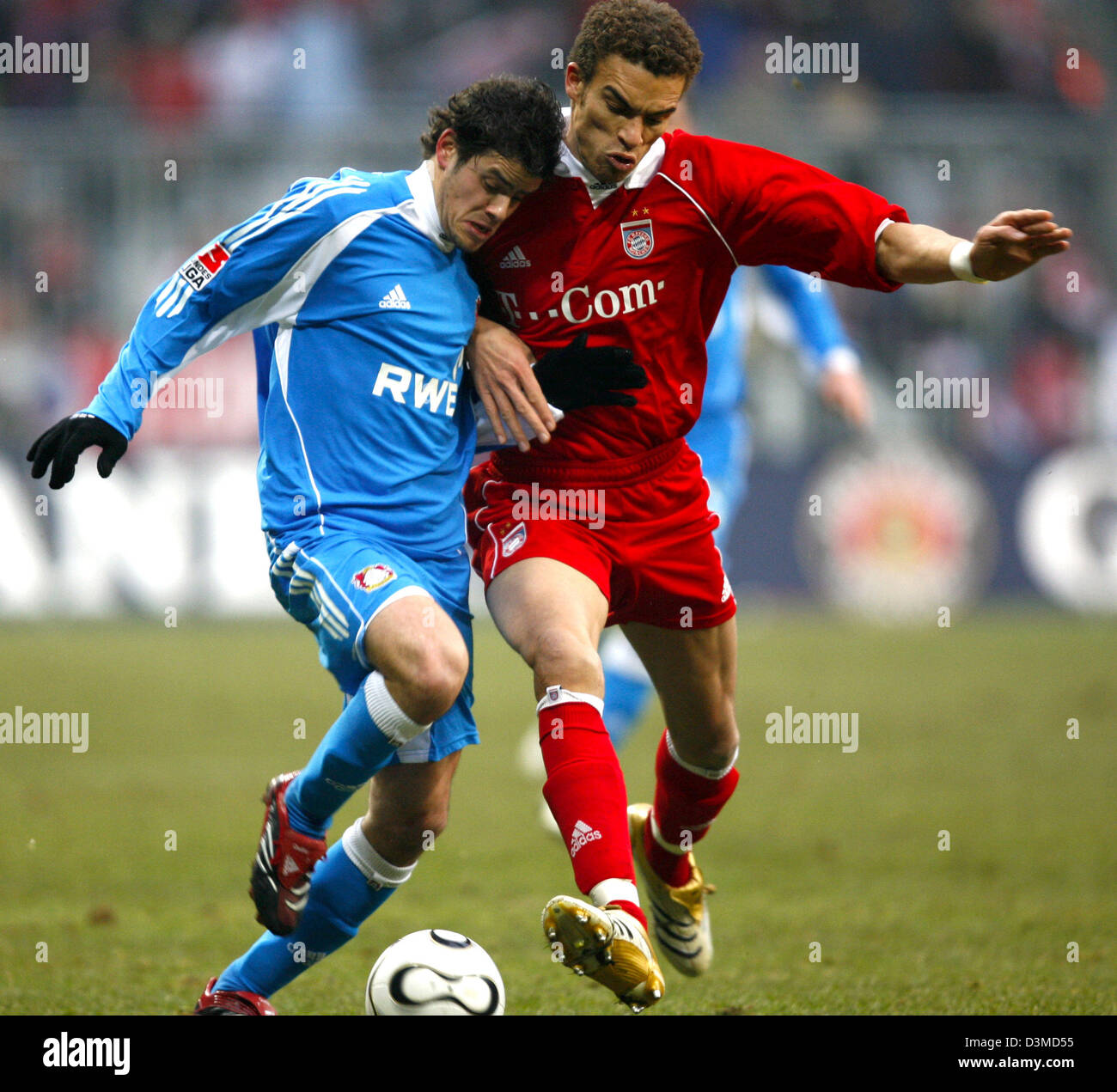 Valerien Ismael (R) München und Tranquillo Barnetta Leverkusen wetteifern um den Ball in der Bundesliga Spiel FC Bayern München Vs Bayer 04 Leverkusen in die Allianz Arena in München, Deutschland, Samstag, 4. Februar 2006. Foto: Peter Kneffel (Achtung: neue Sperrfrist! Die DFL hat die Veröffentlichung und die weitere Nutzung der Bilder während dem Spiel Binnenhafengebiet verboten. Stockfoto