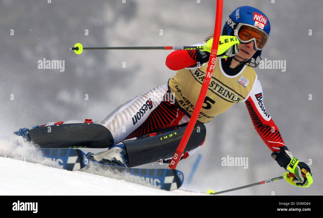 Österreichischer Skifahrer Kathrin Zettler Schritte auf dem Weg in die FIS-Slalom-Weltcup in Ofterschwang, Deutschland, Sonntag, 5. Februar 2006. Zettel wurde Zweiter. Foto: Frank Puchner Stockfoto