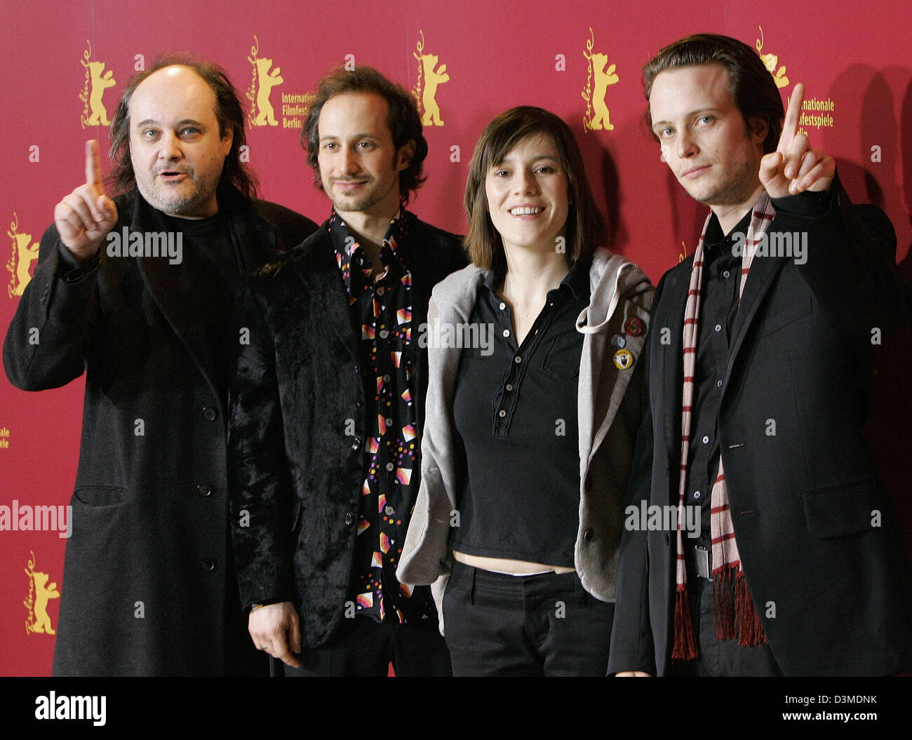 (L-R) Schauspieler Paulus Manker, Michael Ostrowski, Pia Hierzegger und August Diehl Pose zusammen bei einem Fototermin für ihr neues "Slumming" bei den 56. Internationalen Filmfestspielen in Berlin, Freitag, 10. Februar 2006 film. Der Film, unter der Regie von österreichischen Regisseur Michael Glawogger, läuft im Wettbewerb des Festivals. Foto: Miguel Villagran Stockfoto