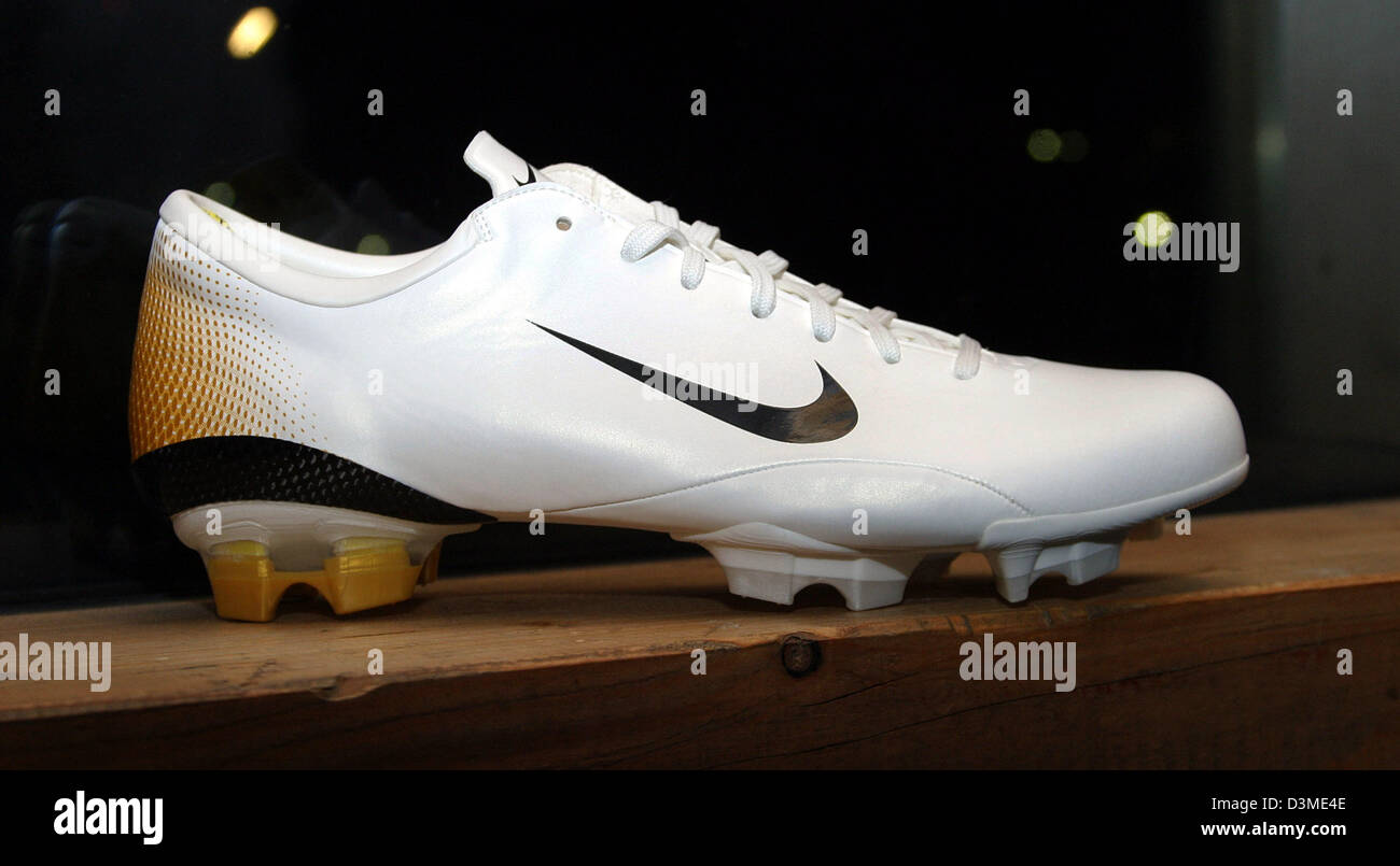 Nike fußballschuh -Fotos und -Bildmaterial in hoher Auflösung – Alamy