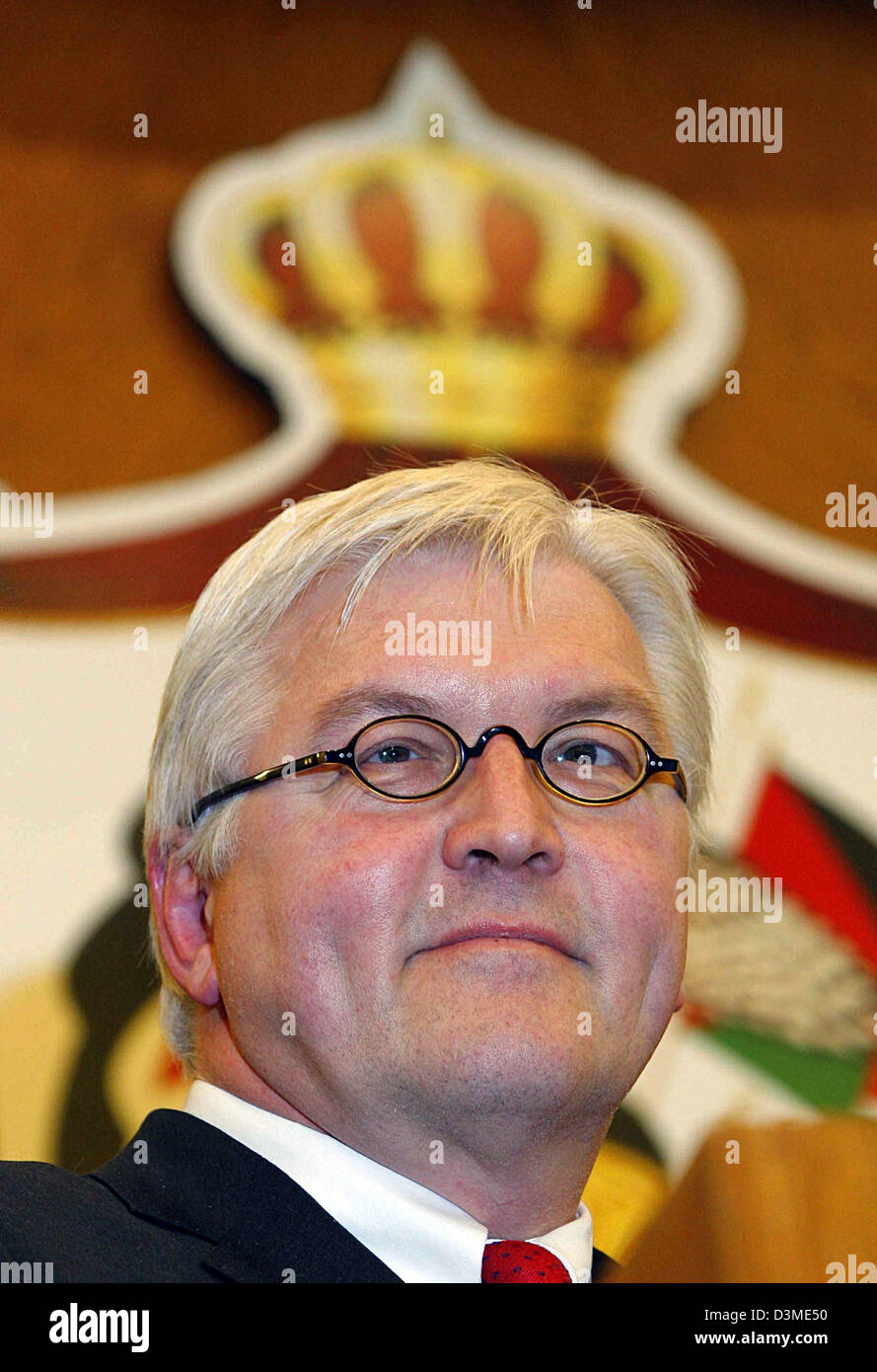 Der deutsche Außenminister Frank-Walter Steinmeier gibt eine Pressekonferenz nach Gesprächen mit Jordan Foreign Minister Abd al-Ilah al-Khatib in Amman, Jordanien, Dienstag, 14. Februar 2006. Steinmeier ist bei einem zwei-Tages-Besuch durch den Nahen Osten. Foto: Peer Grimm Stockfoto