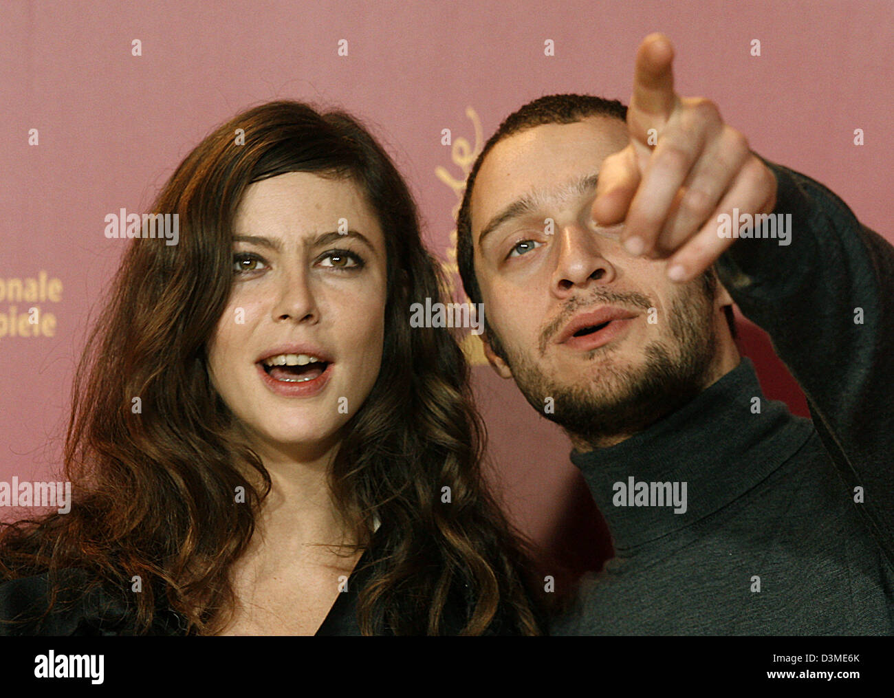 Italienischer Schauspieler Claudio Santamaria (R) Gesten und französische Schauspielerin Anna Mouglalis blickt auf bei einem Fototermin für ihren neuen Film "Romanzo Criminale" (Kriminalroman) bei den 56. Internationalen Filmfestspielen in Berlin, Mittwoch, 15. Februar 2006. "Romanzo Criminale" läuft im Kostenbericht der diesjährigen Berinale Film Festival bis 19. Februar 2006 nach wie vor. Foto: Wolfgang Kumm Stockfoto