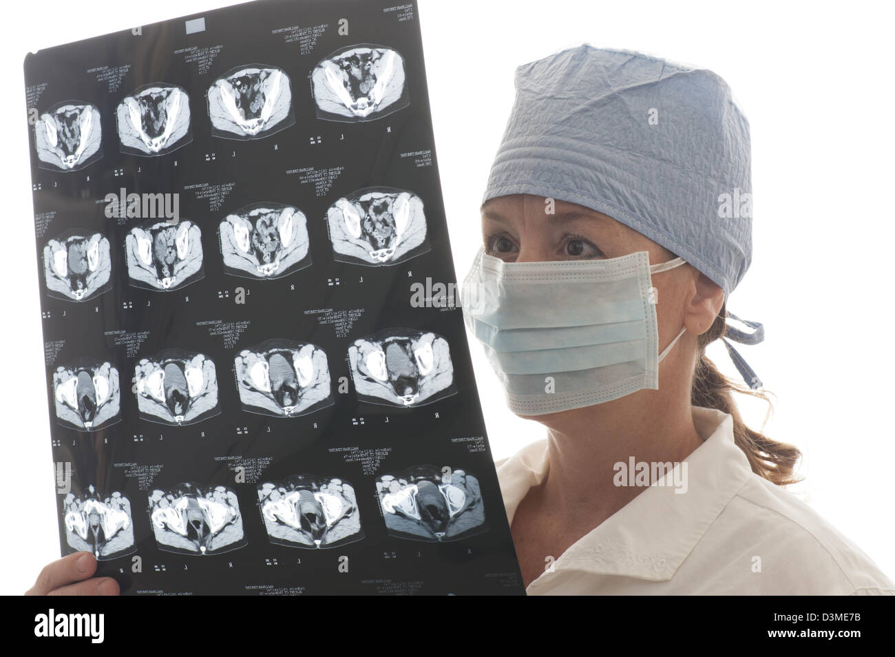 Frau Doktor Blick auf MRI Stockfoto