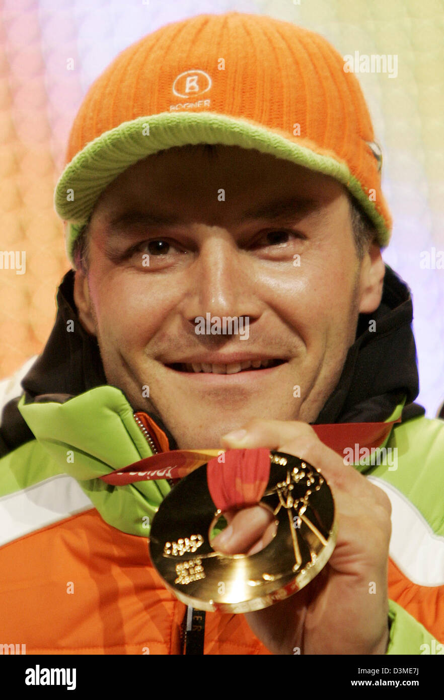 Deutscher Biathlet Sven Fischer präsentiert seine olympische Goldmedaille nach der Siegerehrung in Turin, Italien, Dienstag, 14. Februar 2006. Fischer gewann die Männer Biathlon über 10 Kilometer. Foto: Frank Mai Stockfoto