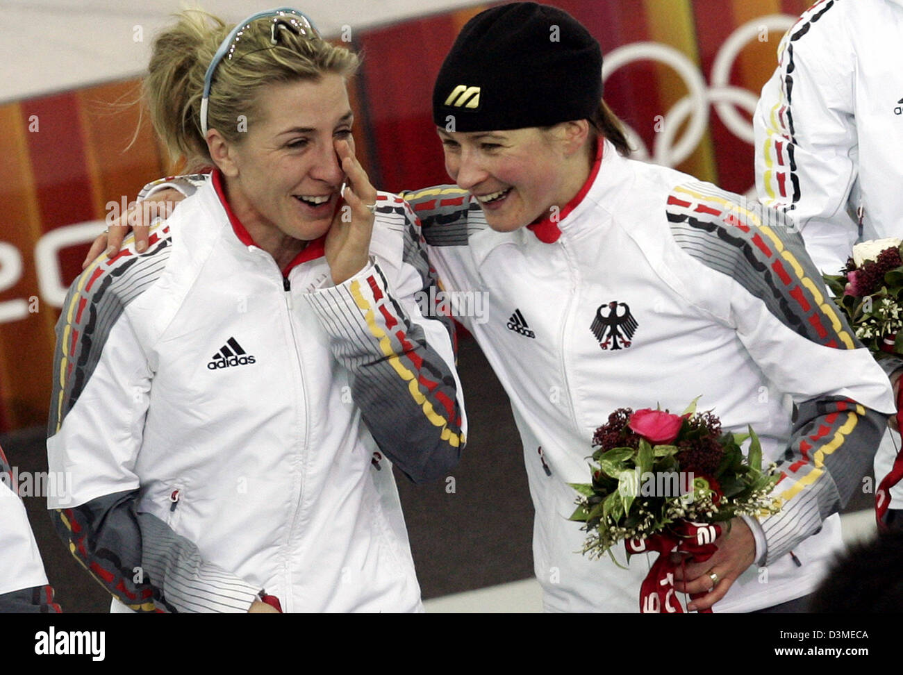 Deutsche Eisschnellläuferin Claudia Pechstein (R) und ihrer Teamkollegin Anni Friesinger sind bei der Preisverleihung in der Olympic Speed-Skating Rink Ligotto, Italien, 16. Februar 2006 sehr zufrieden. Der deutsche Stand nach Kanada und behauptete, Gold. Foto: Frank Mai Stockfoto