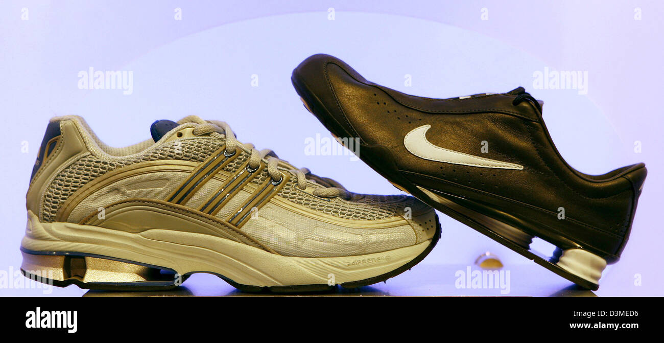 Eine Modell mit "SHOX Dämpfung Technologie" von Nike (R) steht auf einem  Modell mit "a3" Dämpfungssystem von Adidas in Nürnberg, Freitag, 17.  Februar 2006. Nike behauptet eine Patentverletzungsklage auf Adidas-Salomon.  Das US-Unternehmen