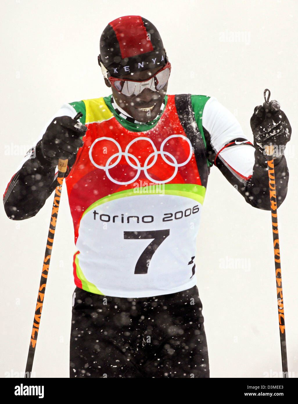 Kenianischer Skilangläufer Philip Kimley Boit kämpft seinen Weg durch den  Schnee, während die Männer 15 km