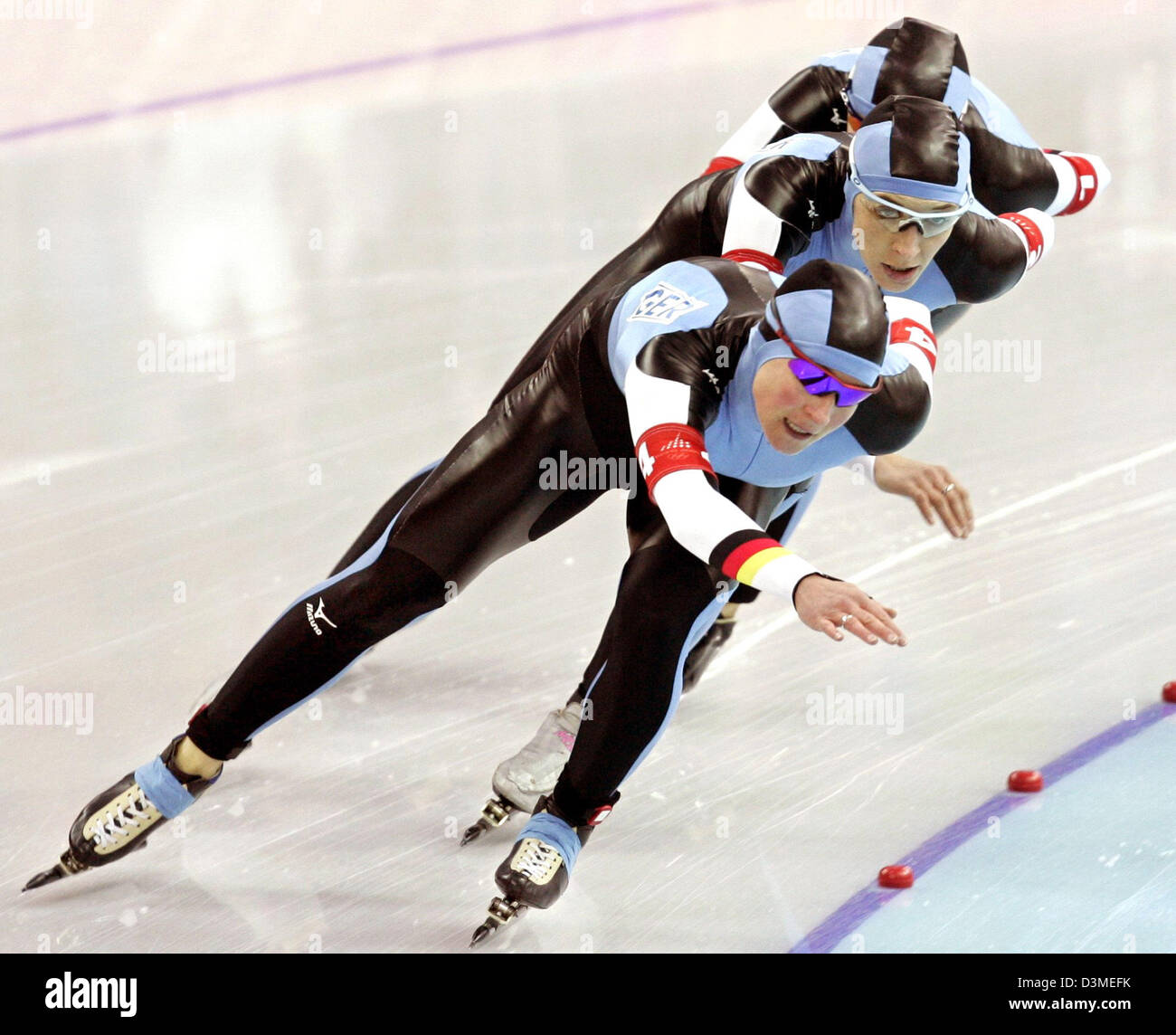 Die deutsche Eisschnelllauf-Team (F-B) Claudia Pechstein, Anni Friesinger und Daniela Anschütz-Thoms abgebildet, während die Eisschnelllauf-Damen Mannschaftsverfolgung in der Olympic Speed-Skating Rink Lingotto, Italien, 16. Februar 2006. Foto: Frank Mai Stockfoto