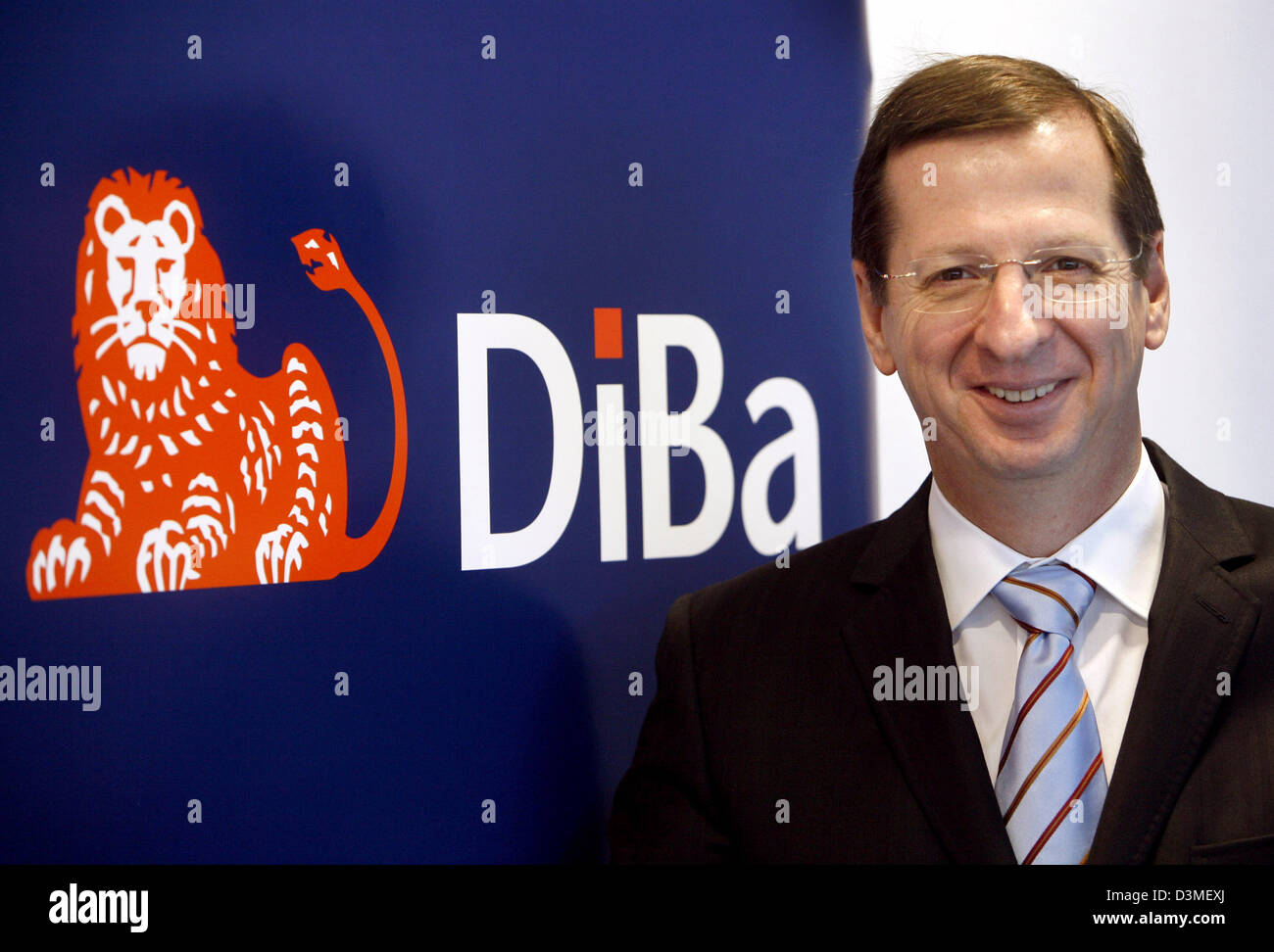 ING-DiBa Bank CEO Ben Tellings Lächeln vor das Logo des Unternehmens vor der Bilanz Pressekonferenz in Frankfurt Main, Deutschland, Wedmesday 22. Februar 2006. Europas größte Direktbank steigerte den Gewinn vor Steuern im letzten Geschäftsjahr von 156 Prozent auf 269 Millionen Euro. Mit 770,000 Neukunden war die Bank wieder Deutschlands am schnellsten wachsende Privatbank. Foto: Stockfoto