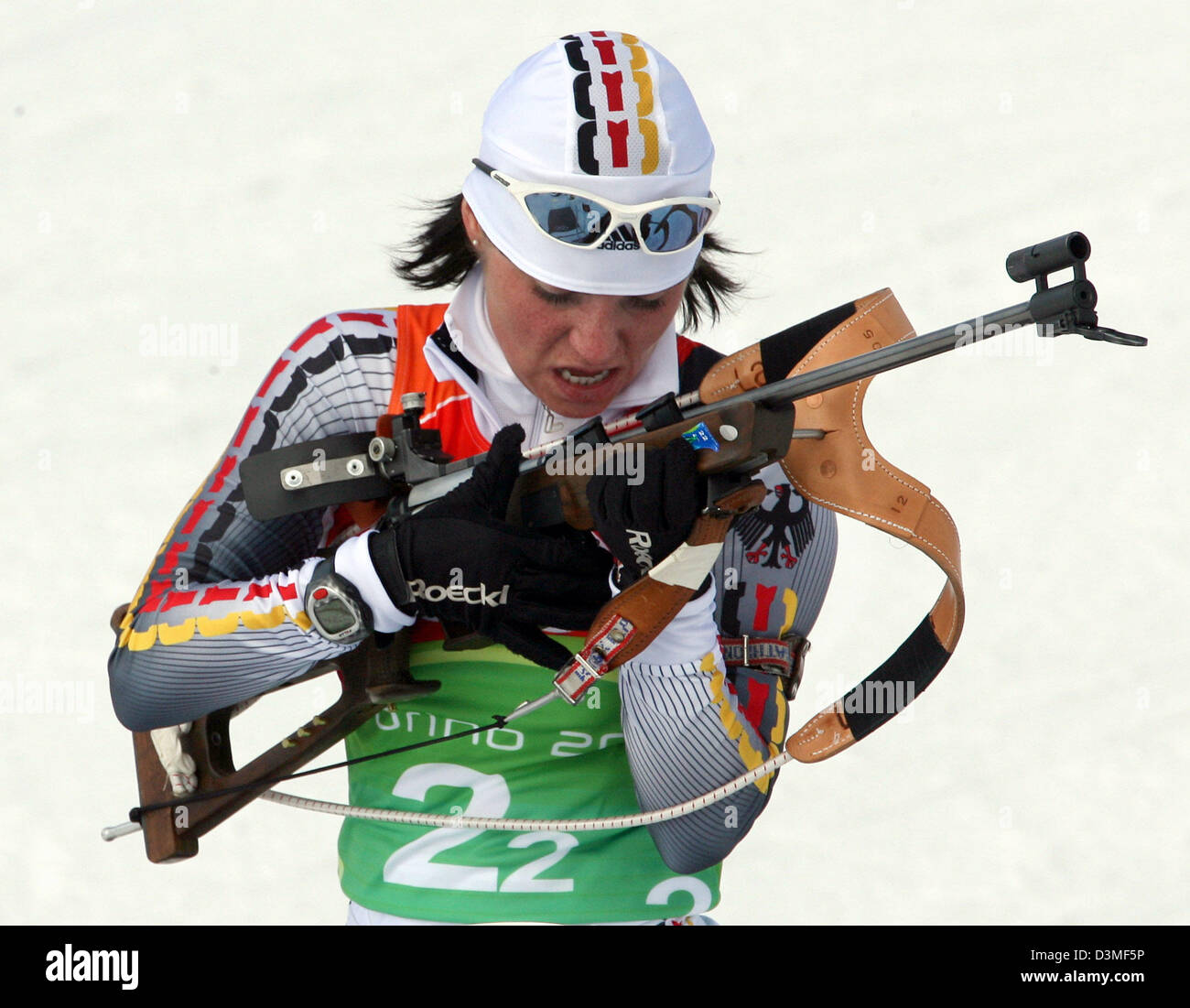 Deutsche Biathletin Andrea Henke übernimmt ihr Gewehr am Schießstand in den Frauen 4 x 6 km Biathlon-Staffel bei den Olympischen Winterspielen in San Sicario, Italien, Donnerstag, 23. Februar 2006. Die deutsche Damen Staffel gewann die Silbermedaille. Foto: Martin Schutt Stockfoto