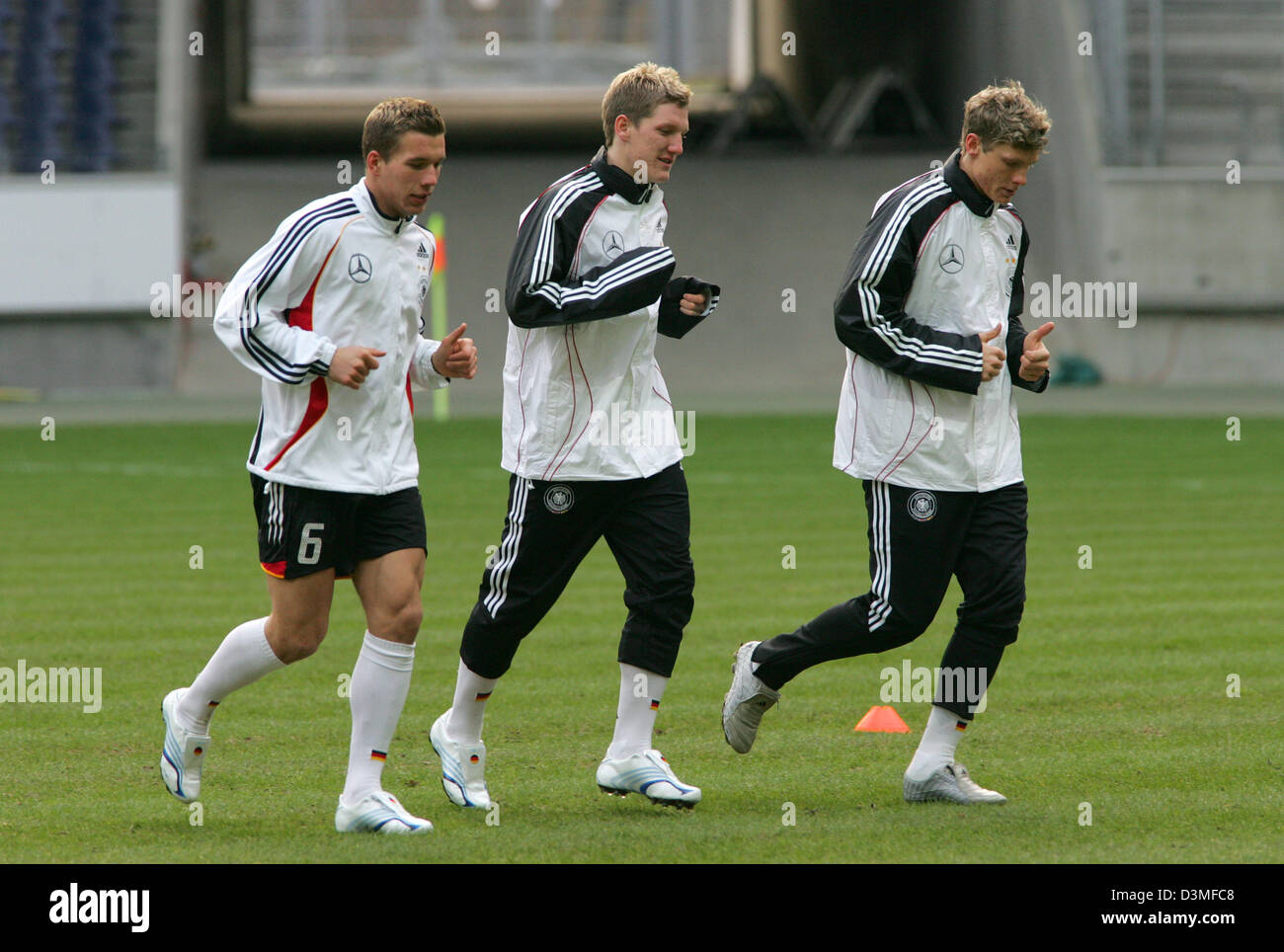 Fußball Spieler (von L bis R) Lukas Podolski, Bastian Schweinsteiger und  Marcell Jansen arbeiten, während des Teams training in Frankfurt Main,  Deutschland, Montag, 27. Februar 2006. Der Kader des deutschen Fußball-Bundes  (Deutscher