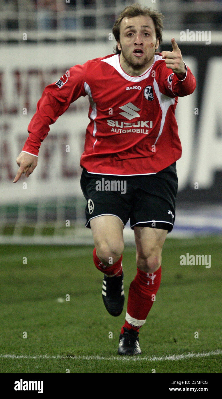 SC Freiburg Alexander Iaschwili feiert sein zweite Tor gegen TSV 1860 München in der 2. Bundesliga-Spiel an der Dreisam-Stadion in Freiburg im Breisgau, Montag, 27. Februar 2006. Foto: Ronald Wittek Stockfoto