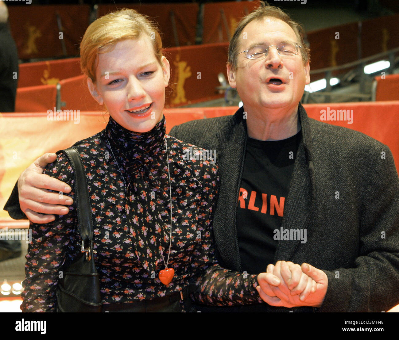 Schauspieler Burghart Klaußner umarmt seine Kollegin Sandra Hueller während der 56. Internationalen Filmfestspiele in Berlin, Deutschland, 17. Februar 2006. Ihren aktuellen Film "Requiem" im Wettbewerb 2006 ausgeführt. Foto: Jens Kalaene Stockfoto