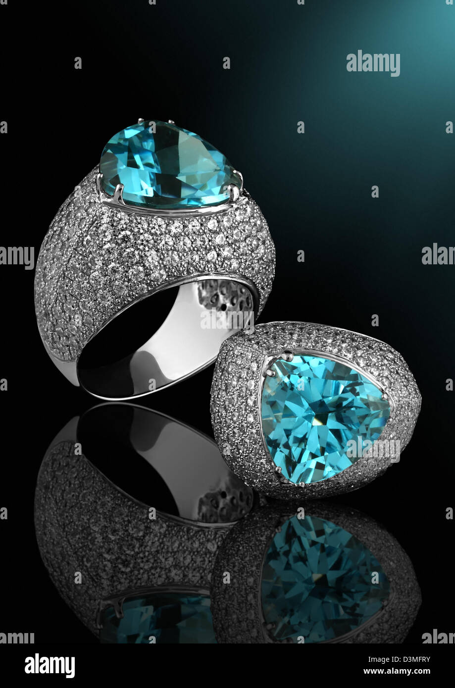 Silber Ring mit Diamanten und Topas auf dunklem Hintergrund Stockfoto