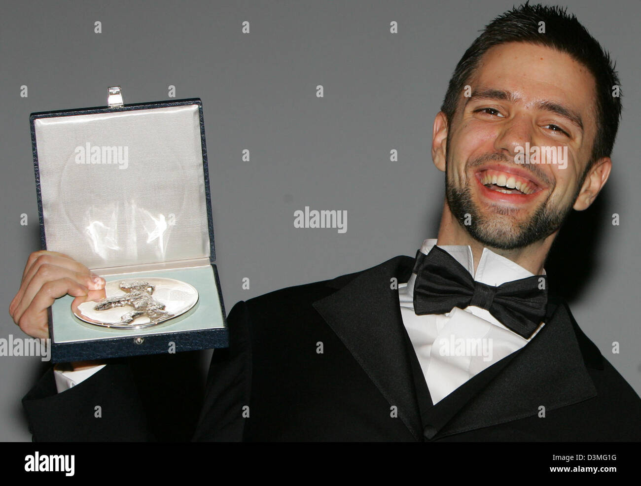 Deutscher Regisseur Jan Koester freut sich nach dem Gewinn der Silver Bear Award für seinen neuen Film "Our Man in Nirvana" bei den 56. Internationalen Filmfestspielen in Berlin, Dienstag, 14. Februar 2006. Foto: Jens Kalaene Stockfoto