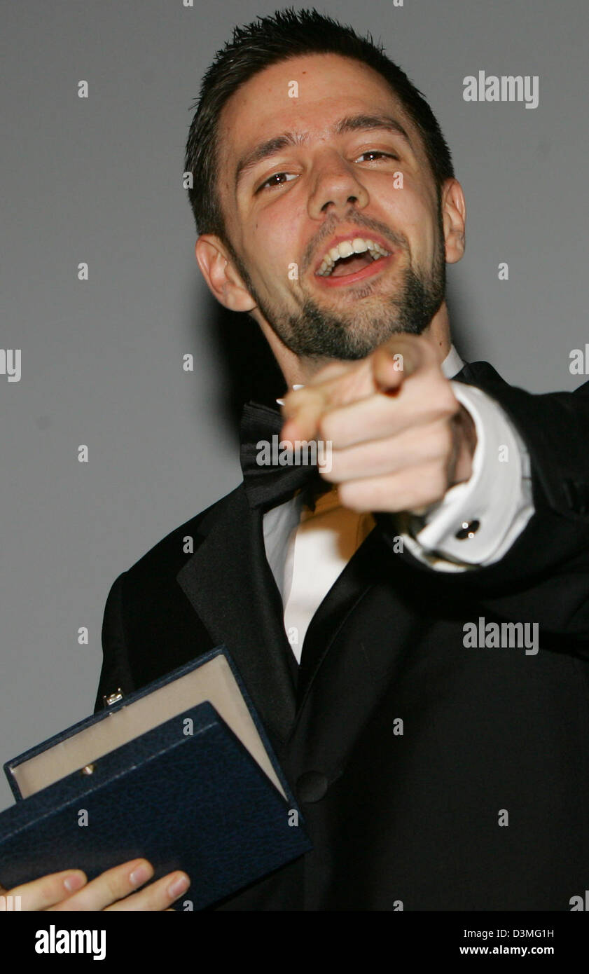 Deutscher Regisseur Jan Koester freut sich nach dem Gewinn der Silver Bear Award für seinen neuen Film "Our Man in Nirvana" bei den 56. Internationalen Filmfestspielen in Berlin, Dienstag, 14. Februar 2006. Foto: Jens Kalaene Stockfoto