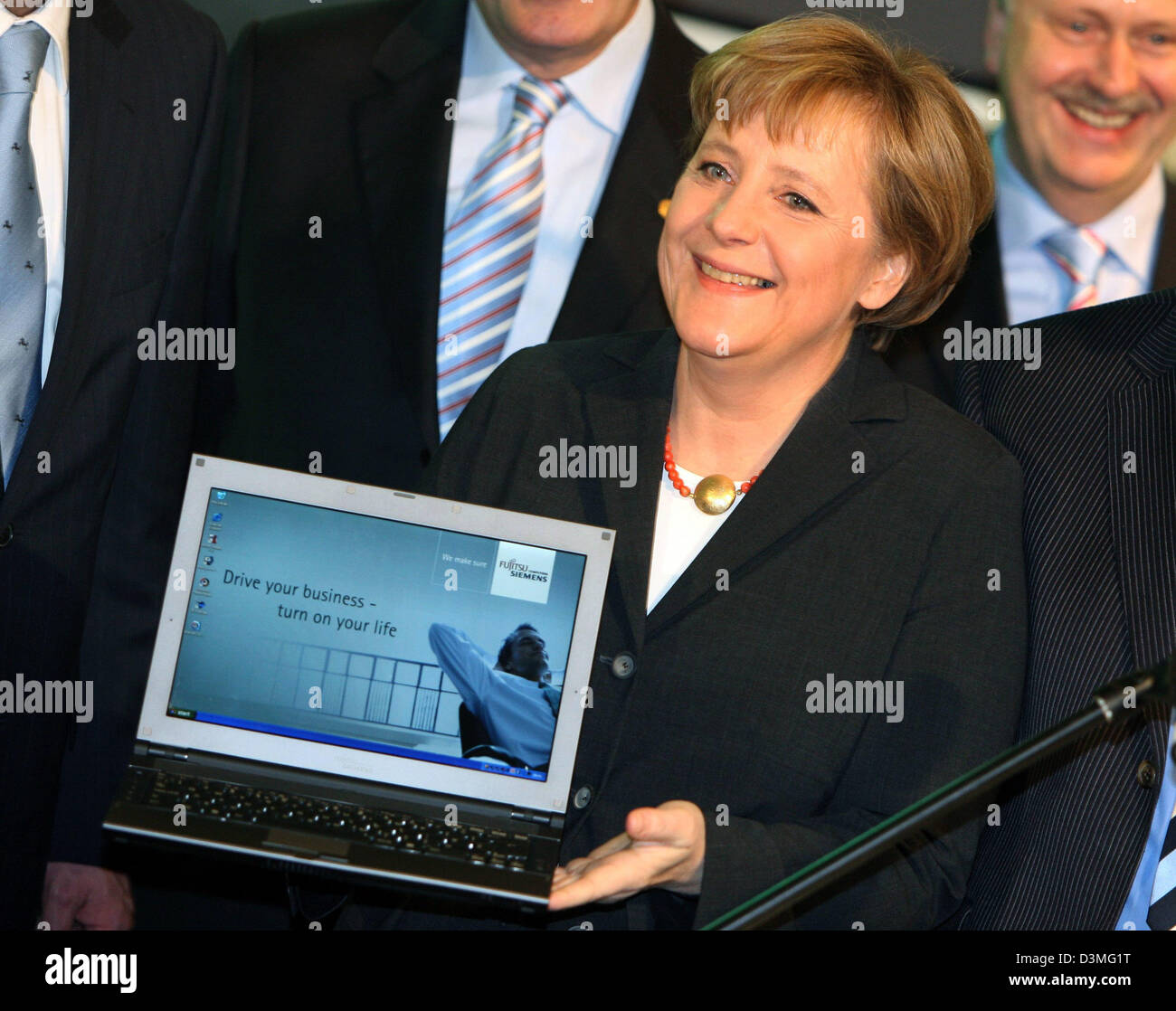 Bundeskanzlerin Angela Merkel prüft einen neuen Fujitsu Siemens Laptop auf der führenden Messe für Datenverarbeitung und Kommunikationstechnik "CeBIT 2006" in Hannover, Donnerstag, 9. März 2006. Rund 6.300 Unternehmen aus 70 Ländern werden ihre Neuheiten von 09 März, 15. März 2006 präsentieren. Foto: Kay Nietfeld Stockfoto