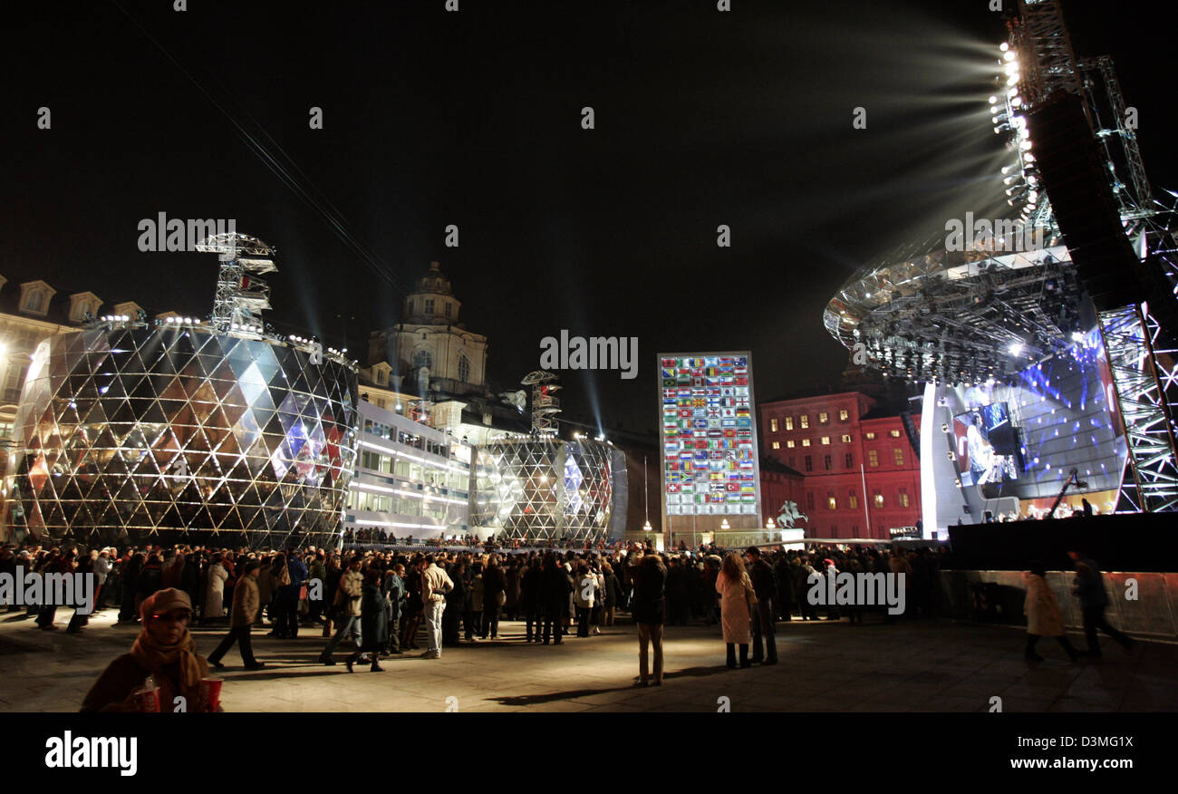 (Dpa-Datei) - die Medals Plaza leuchtet in der Nacht in der Innenstadt von Turin, Italien, 14. Februar 2006. Auf der Plaza Pizza Castello wurden die Medaillen der XX Olympischen Winterspiele in Turin. Foto: Frank Mai Stockfoto