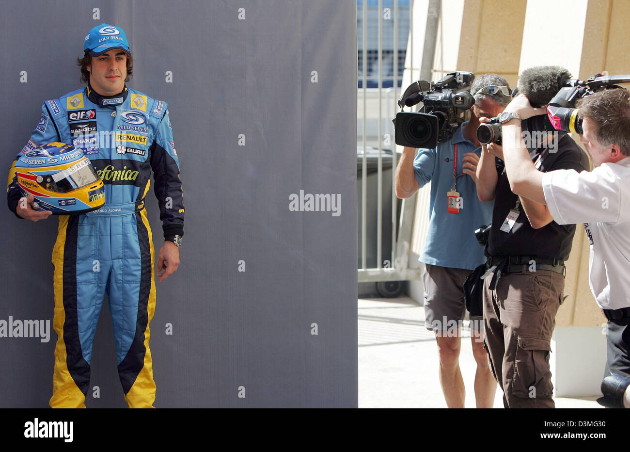 Spanisch-Formel-1-Fahrer Fernando Alonso von Renault stellt für Fotografen umgeben von Fernsehteams an Bahrain Formel1 Rennstrecke in der Nähe von Manama, Bahrain, Donnerstag, 9. März 2006. Das erste Rennen der F1-Weltmeisterschaft 2006, der Grand Prix von Bahrain, wird hier auf Sonntag, 12. März 2006 stattfinden. Foto: Carmen Jaspersen Stockfoto