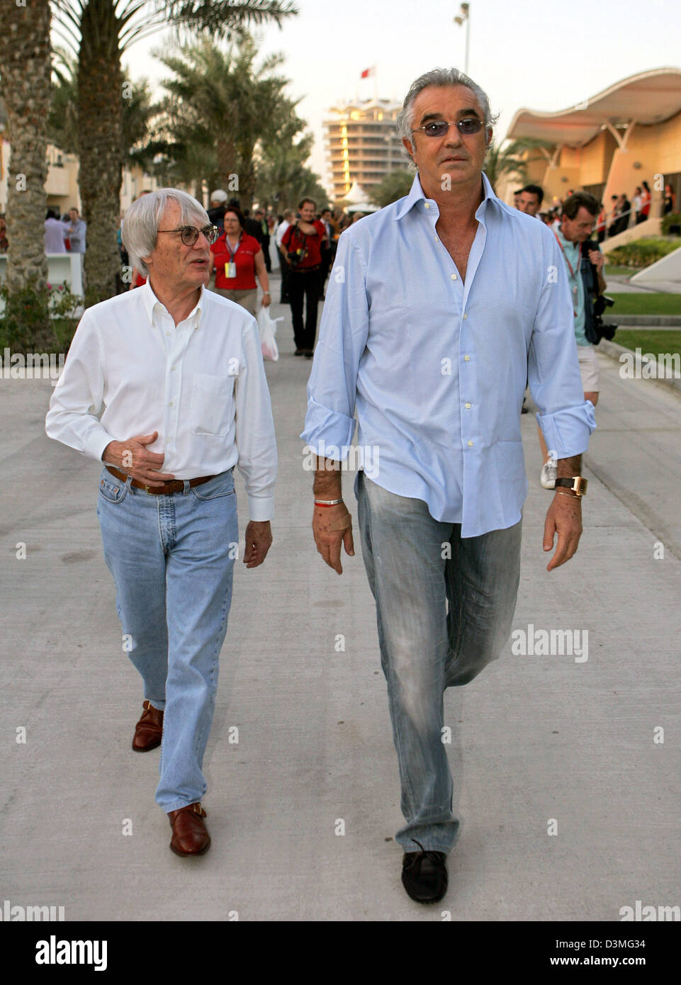 Renault F1 team Manager italienischen Flavio Briatore (R) und F1-Boss Bernie Ecclestone (L) Spaziergang im Fahrerlager an der Bahrain Formel1 Rennstrecke in der Nähe von Manama, Bahrain, Donnerstag, 9. März 2006. Das erste Rennen der F1-Weltmeisterschaft 2006, der Grand Prix von Bahrain, wird hier auf Sonntag, 12. März 2006 stattfinden. Foto: Carmen Jaspersen Stockfoto