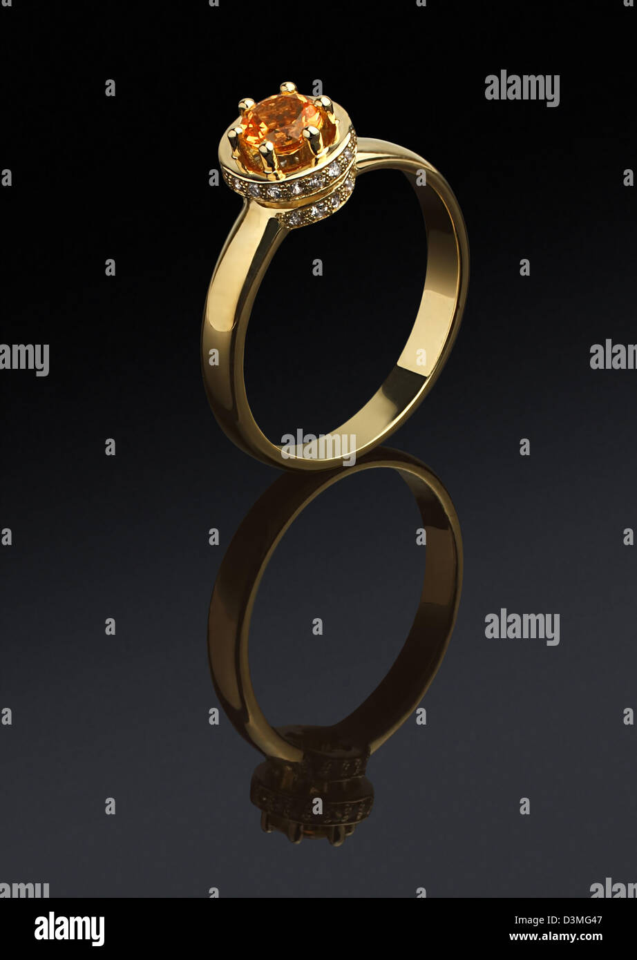 Goldring mit Diamanten und Perle auf dunklem Hintergrund mit reflaction Stockfoto