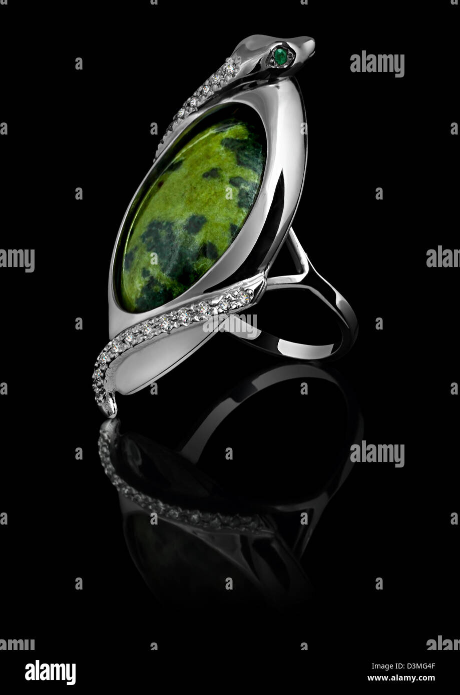 Ringe mit Diamanten und grünen Juwel auf schwarzem Hintergrund isoliert Stockfoto