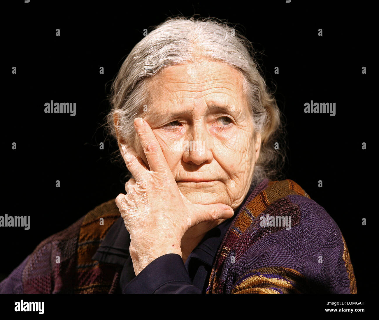 Britische Schriftstellerin Doris Lessing abgebildet während ihrer Lektüre auf dem Literaturfestival "lit.cologne" am Playhouse in Köln, Deutschland, Sonntag, 12. März 2006. Das Festival läuft begann Freitag 10 und läuft bis Samstag, 18. März 2006. Foto: Oliver Berg Stockfoto