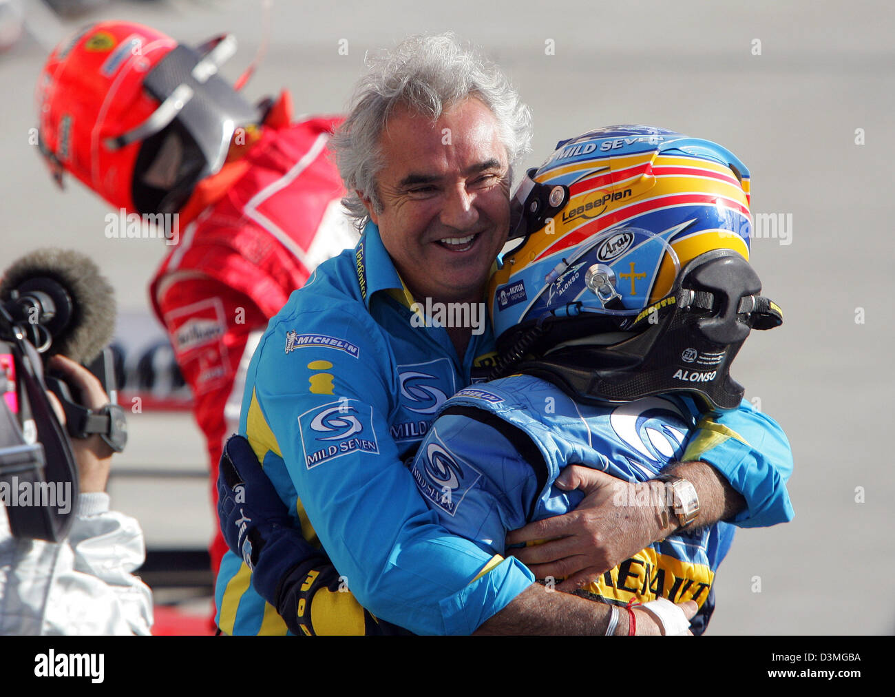 Spanisch-Formel-1 pilot Fernando Alonso (R) und Team Direktor italienischen Flavio Briatore (L) für Renault feiern am Ende des Grand Prix von Bahrain auf der Formel1 Rennstrecke in der Nähe von Manama, Bahrain, Sonntag, 12. März 2006. Alonso gewann den Grand Prix vor Michael Schumacher (LB). Foto: Carmen Jaspersen Stockfoto