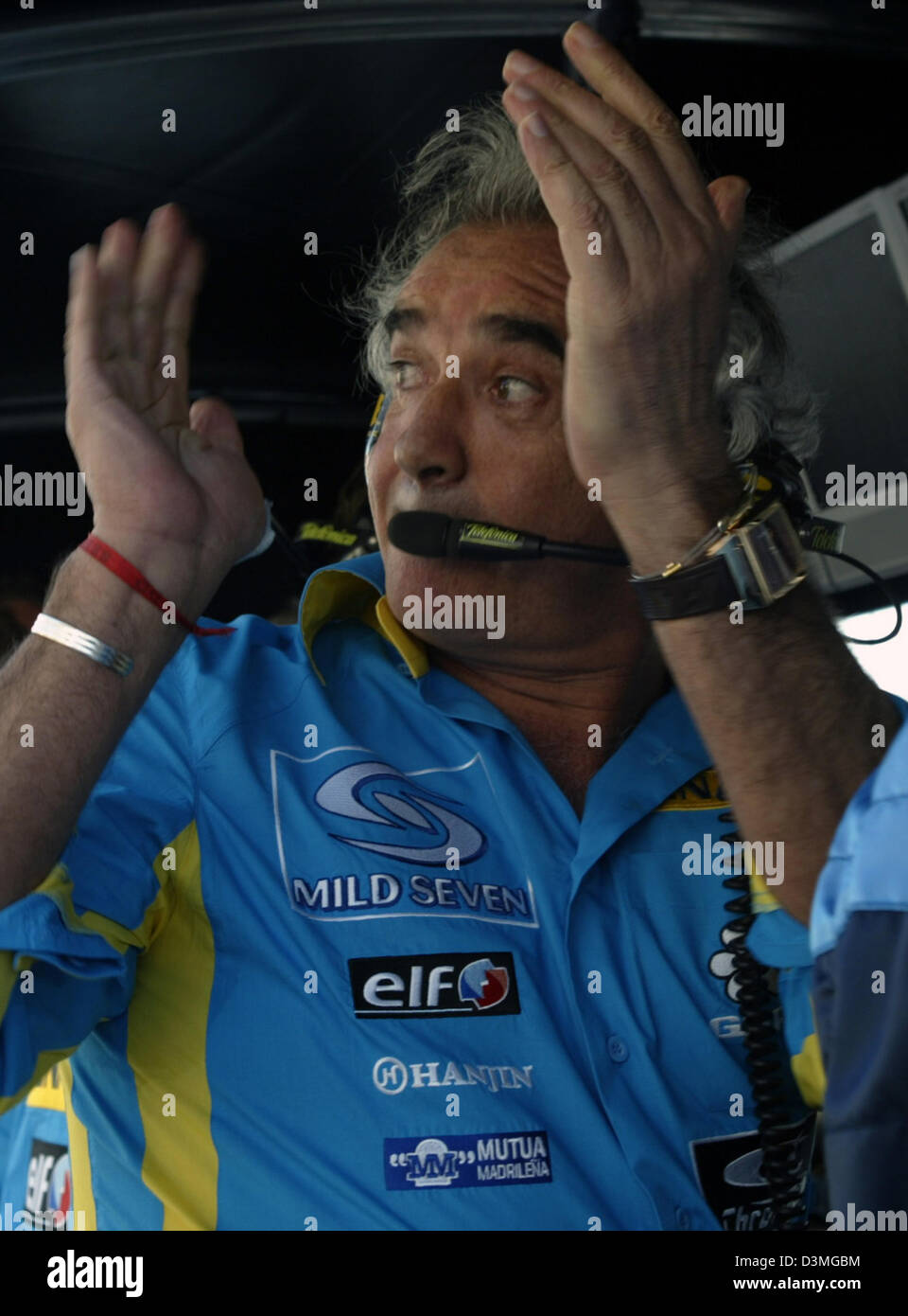 Italienische Flavio Briatore, Teamchef von Renault, feiert den Sieg von seinem spanischen Formel1-Fahrer Fernando Alonso beim großen Preis von Bahrain auf der Formel1 Rennstrecke in der Nähe von Manama, Bahrain, Sonntag, 12. März 2006. Foto: Caren Firouz Stockfoto