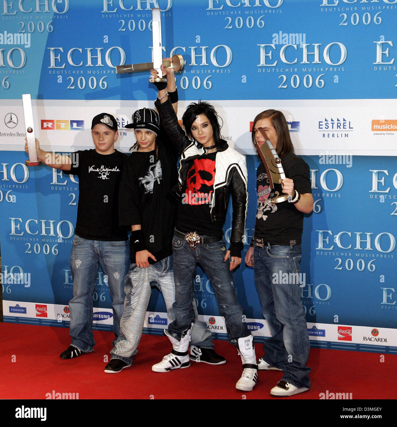 Das Mitglied der Gruppe "Tokio Hotel", Gustav, Tom, Bill und Georg (L-R)  zeigen ihre Preise nach der 15. Echo-Preisverleihung im Estrel Convention  Center in Berlin, Sonntag 12. März 2006. Die Deutsche Phono-Akademie