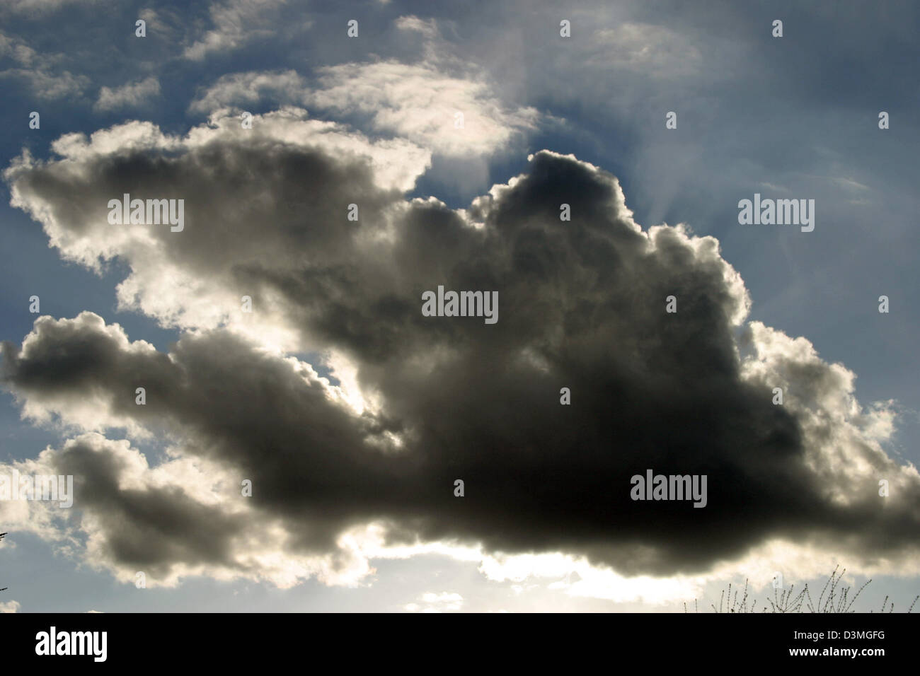 (Datei) - eine graue, sog. Heap-Wolke (Cumulus) umfasst die Sonne, Bielefeld, Deutschland, 10. April 2005. Foto: Robert Fishman Stockfoto