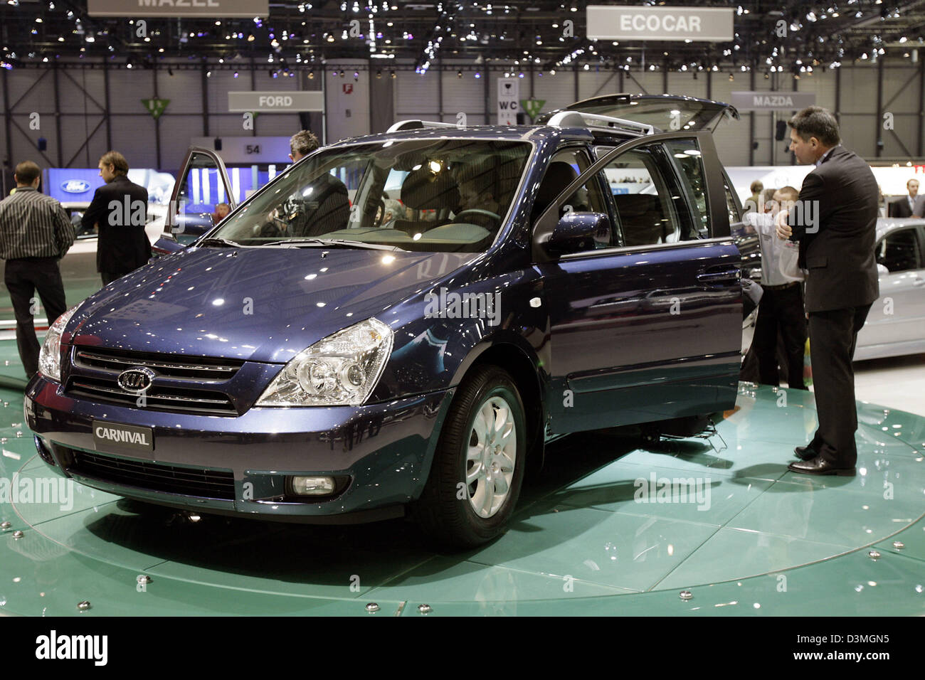 Ein Kia Carnival abgebildet auf dem 76. Automobilsalon in Genf, Schweiz, 28. Februar 2006. Die internationale Auto-Messe findet findet vom 2. bis 12. März auf dem Genfer Palexpo-Messegelände in Genf, Schweiz. Foto: Marijan Murat Stockfoto