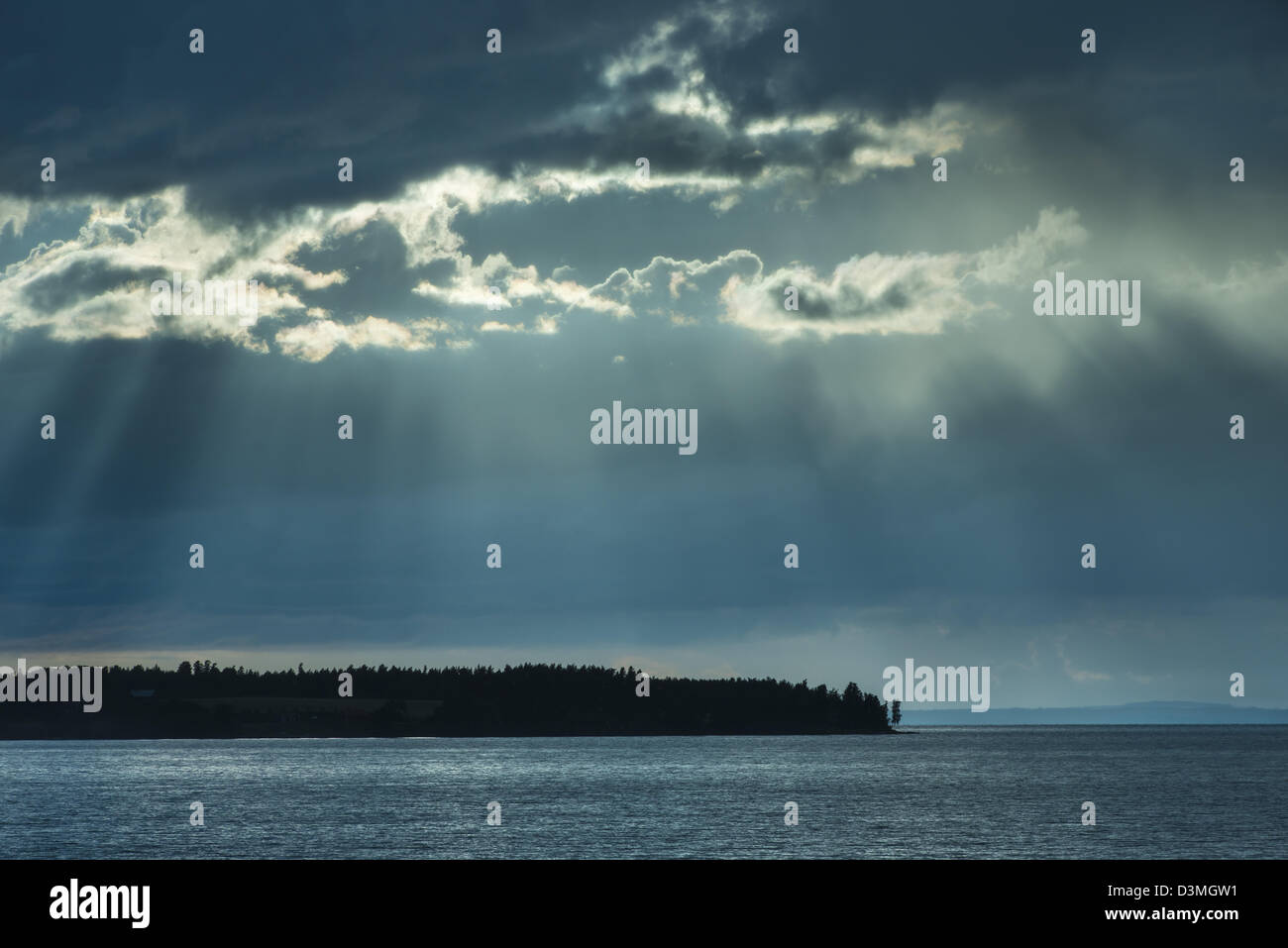 Ruhige Natur Szene mit Wasserlandschaft und dramatischer Himmel am See Vattern in Schweden Stockfoto