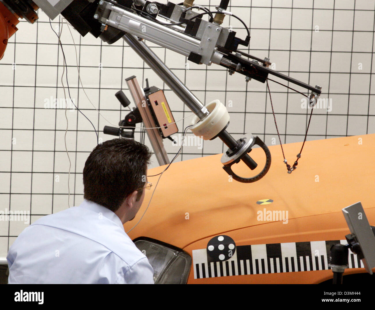 (Dpa-Datei) Ein Mitarbeiter des PIP-Prüflabors von der technischen Prüfstelle TÜV Rheinland Prapares ein Silmualted Crashtest zwischen einem Fahrzeug und Fußgänger in Köln 7. September 2005. Das Prüflabor gilt als einer der modernsten Prüfeinrichtungen seiner Art in Europa. Foto: Robert Fishman Stockfoto