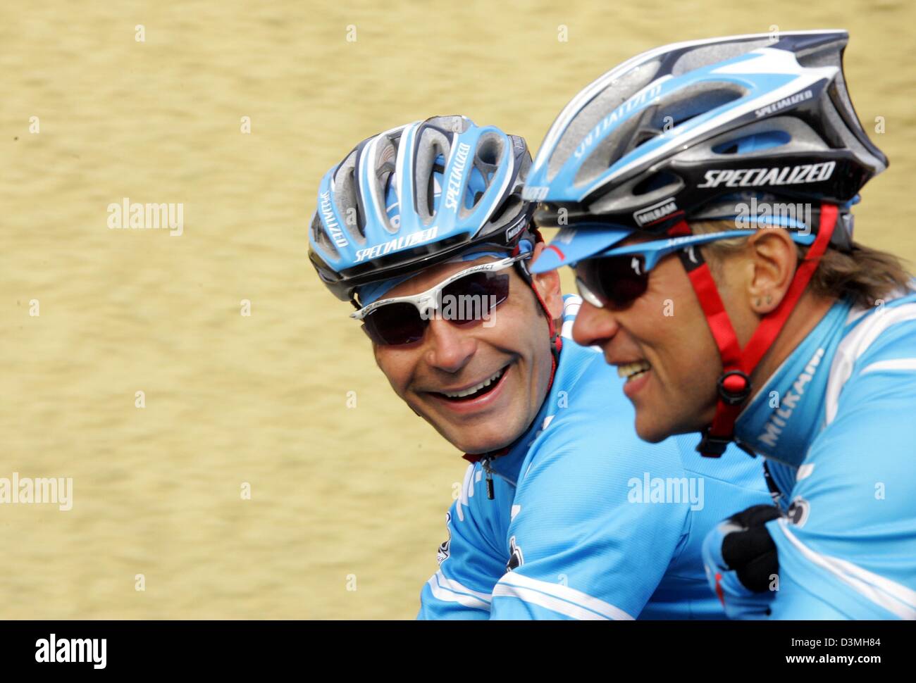 Deutsche Radsport pro Erik Zabel (L, Team Milram) und sein Teamkollege Lächeln Enrico Poitschke während der Mailand-Sanremo-Klassiker in der Nähe von Mailand, Italien, Samstag, 18. März 2006. Foto: Bernd Thissen. Stockfoto