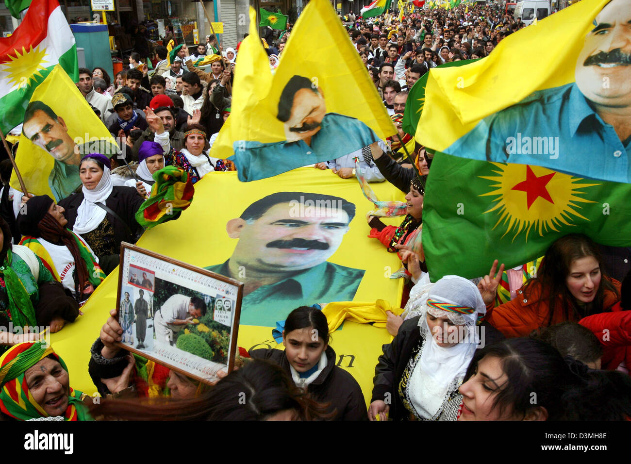 Kurden zeigt ein Bild des inhaftierten Führers der Kurdistan-Arbeiter Partei (PKK) Abdullah Öcalan während der Newroz (Neujahr) feiern in Frankfurt, Deutschland, Samstag, 18. März 2006. Die Polizei verfügt über 25.000 Teilnehmer, Veranstalter sogar mit bis zu 40.000. Die Teilnehmer wollen auch protest gegen die Depression der Kurden in der Türkei und für die Akzeptanz ihrer Kultur und lan Stockfoto