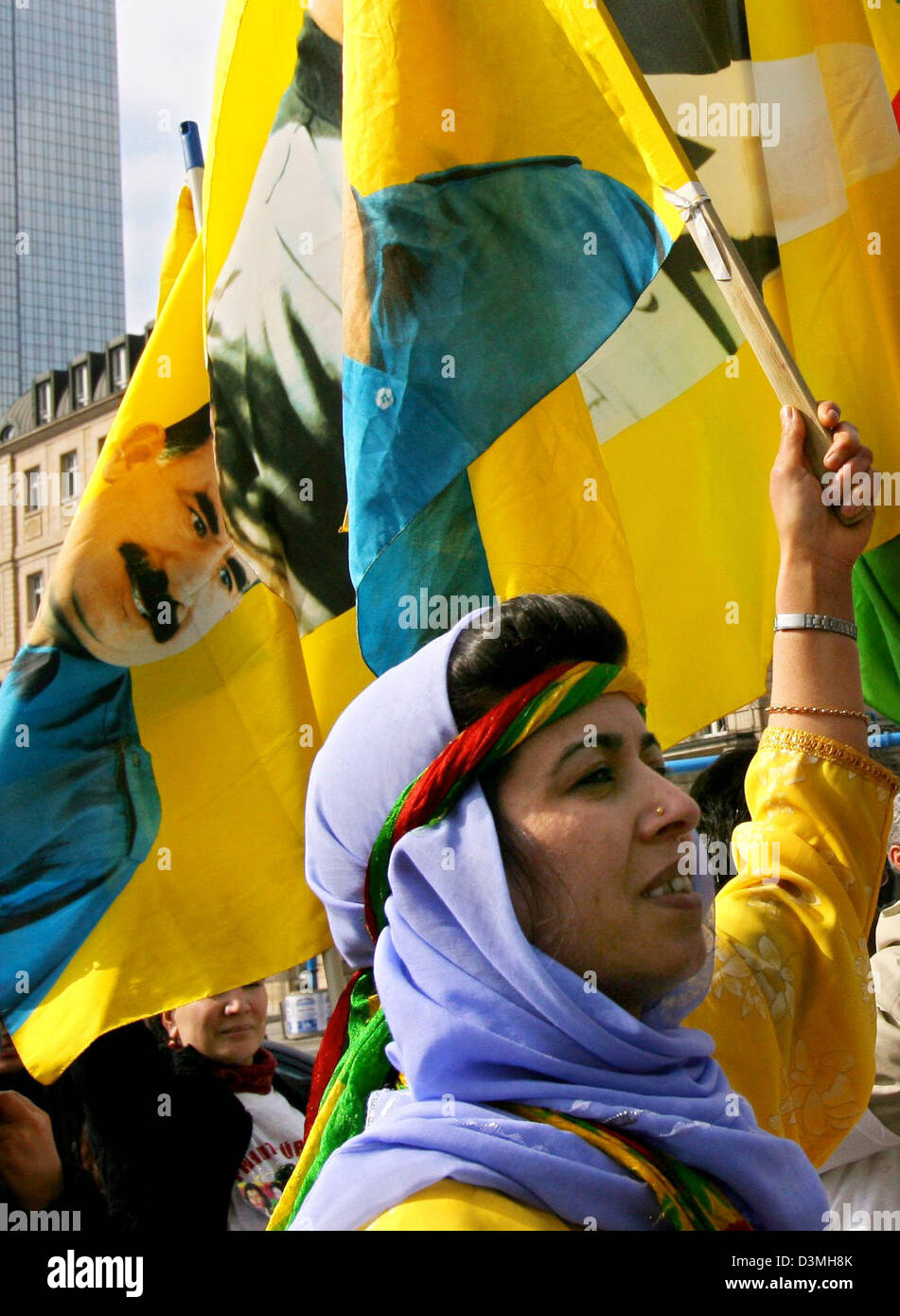 Eine kurdische Frau winkt eine Fahne mit einem Bild von inhaftierten Führer der Kurdistan-Arbeiter Partei (PKK) Abdullah Öcalan während der Newroz (Neujahr) feiern in Frankfurt, Deutschland, Samstag, 18. März 2006. Die Polizei verfügt über 25.000 Teilnehmer, Veranstalter sogar mit bis zu 40.000. Die Teilnehmer wollen auch protest gegen die Depression der Kurden in der Türkei und für die Annahme des Stockfoto