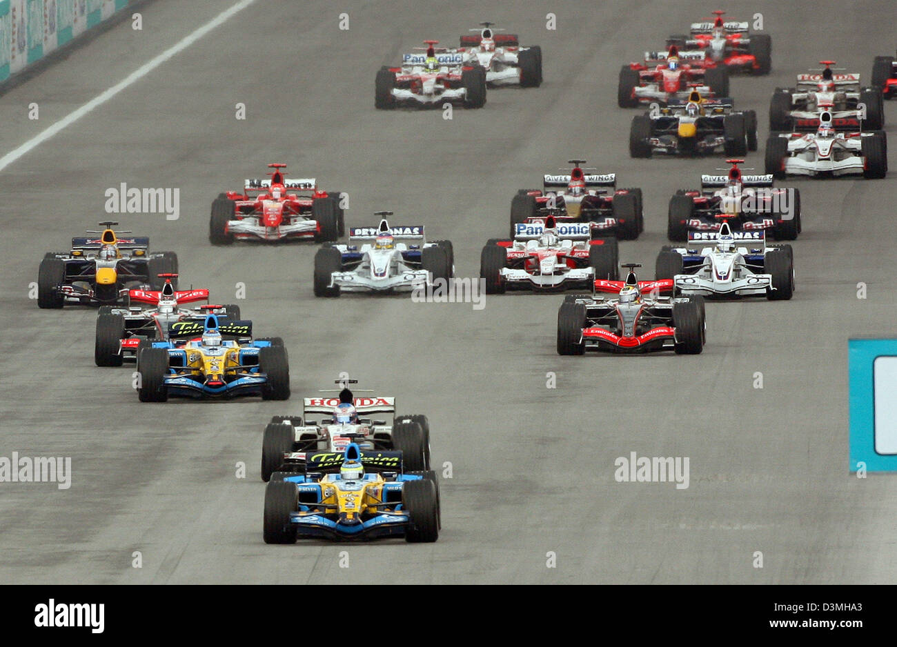 Italienischer Formel-1-Fahrer Giancarlo Fisichella führt die Packung nach dem Start der Formel 1 Grand Prix von Malaysia auf dem Sepang International Circuit, Kuala Lumpur, Malaysia, Sonntag, 19. März 2006. Foto: Jens Büttner Stockfoto