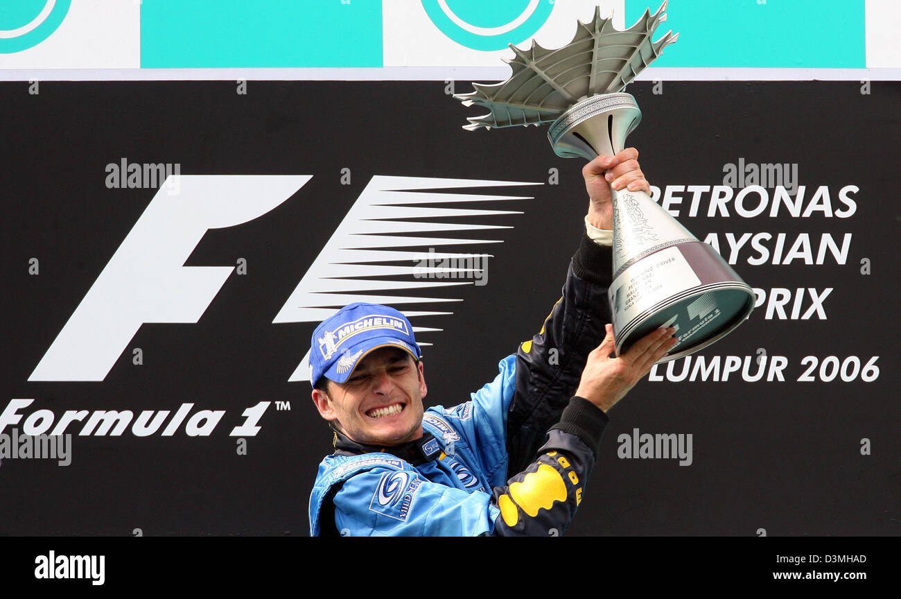 Italienischer Formel-1-Fahrer Giancarlo Fisichella im Renault F1 Team jubelt nach gewann er den Formel 1 Grand Prix von Malaysia auf dem Sepang International Circuit, Kuala Lumpur, Malaysia, Sonntag, 19. März 2006. Foto: Jens Büttner Stockfoto