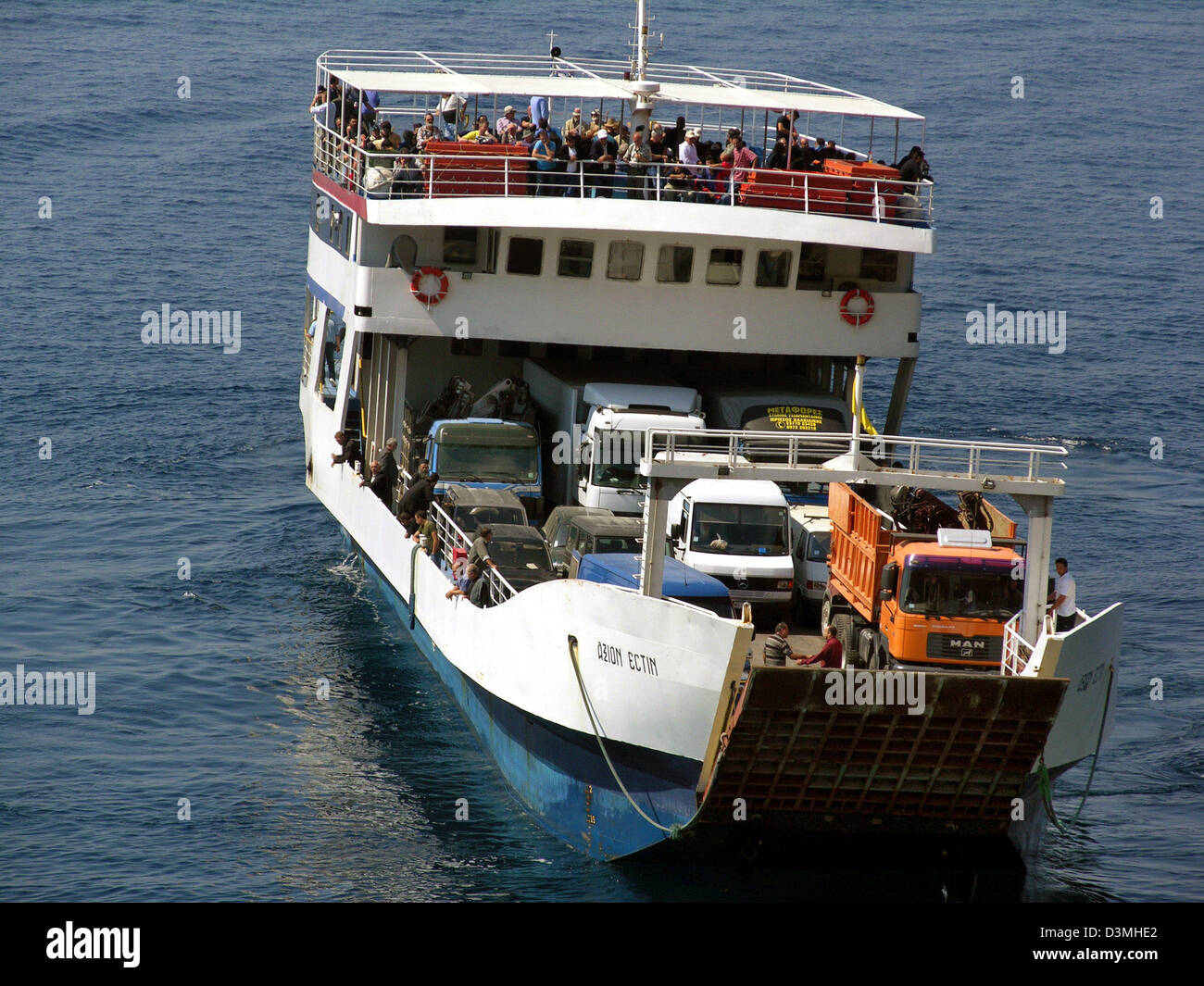 Das Bild zeigt eine Fähre am Mittelmeer kurz vor der Landung auf der Halbinsel Chalkidiki, Griechenland, 10. November 2004. Foto: Jürgen Effner Stockfoto