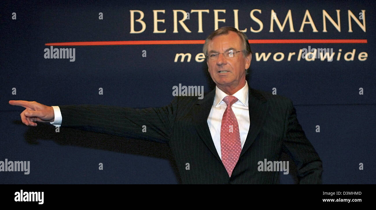 Gunter Thelen, Vorstandsvorsitzender der Bertelsmann AG, spricht auf der Bilanz-Pressekonferenz seines Unternehmens in Berlin, Deutschland, Mittwoch, 22. März 2006. Laut Thelen Europes größten Medien wuchs die Gruppe weitgehend im Jahr 2005. Geschäftsvolumen stieg um 5,1 Prozent auf 17,9 Milliarden Euro. Foto: Peer Grimm Stockfoto