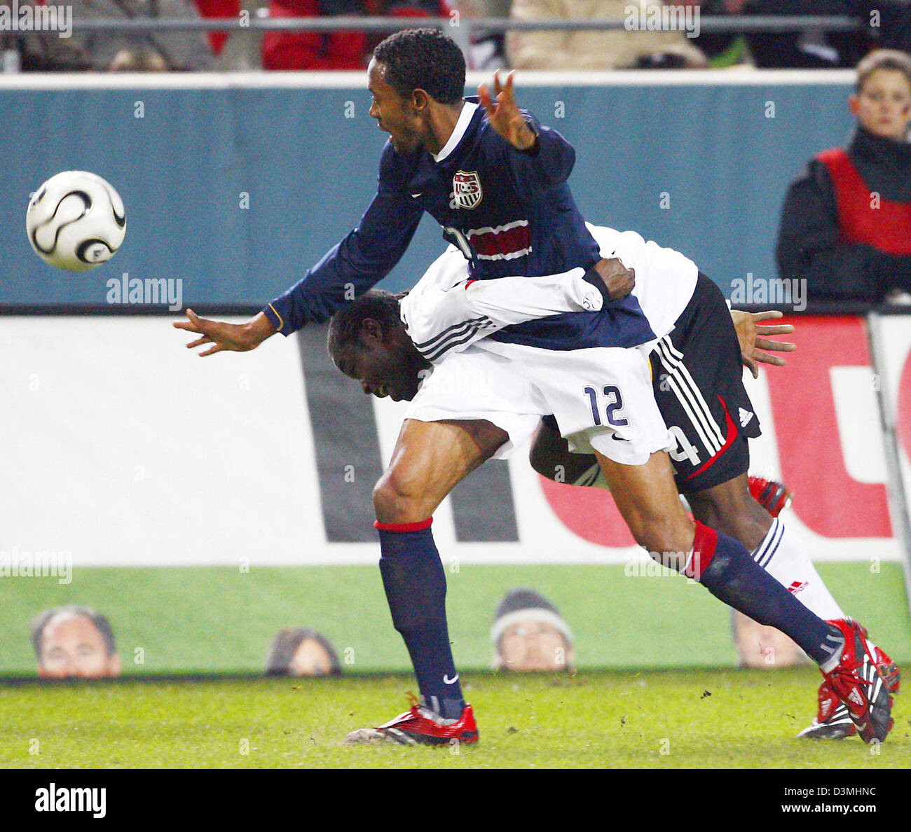 Fußballspieler Gerald Asamoah (zurück) und uns amerikanische Cory Gibbs kämpfen beim Kampf um den Ball während der internationalen freundliches im Signal-Iduna-Park Stadion in Dortmund, Deutschland, Mittwoch, 22. März 2006. Deutschland gewann das Spiel 4: 1. Foto: Michael Hanschke Stockfoto