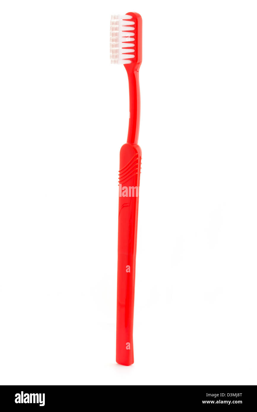 Einzelne rote Zahnbürste auf weißem Hintergrund Stockfoto