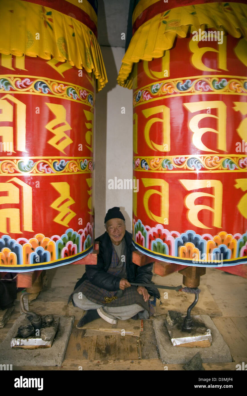 Ältesten halten die Gebetsmühlen drehen am National Memorial Chorten, Thimphu, Bhutan, Asien Stockfoto