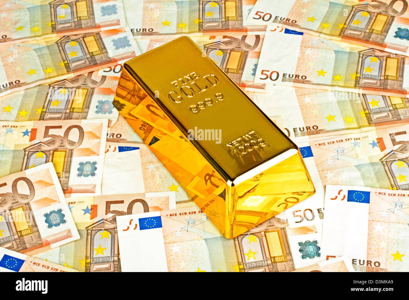 Goldbarren und Euro Geld Stockfoto