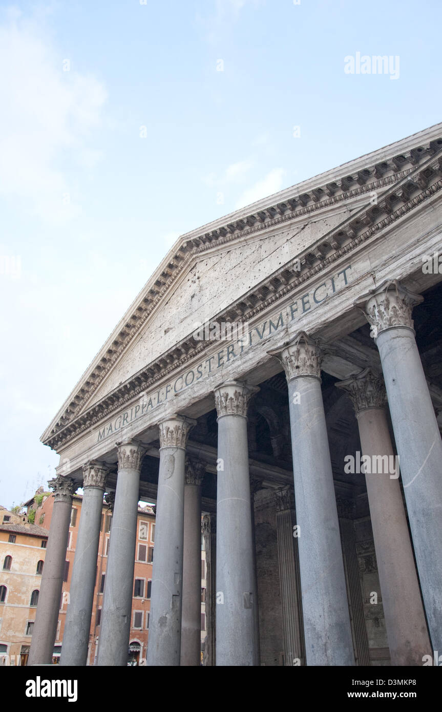 Niedrigen Winkel Blick auf die Fassade des Pantheons in Rom Italien Stockfoto