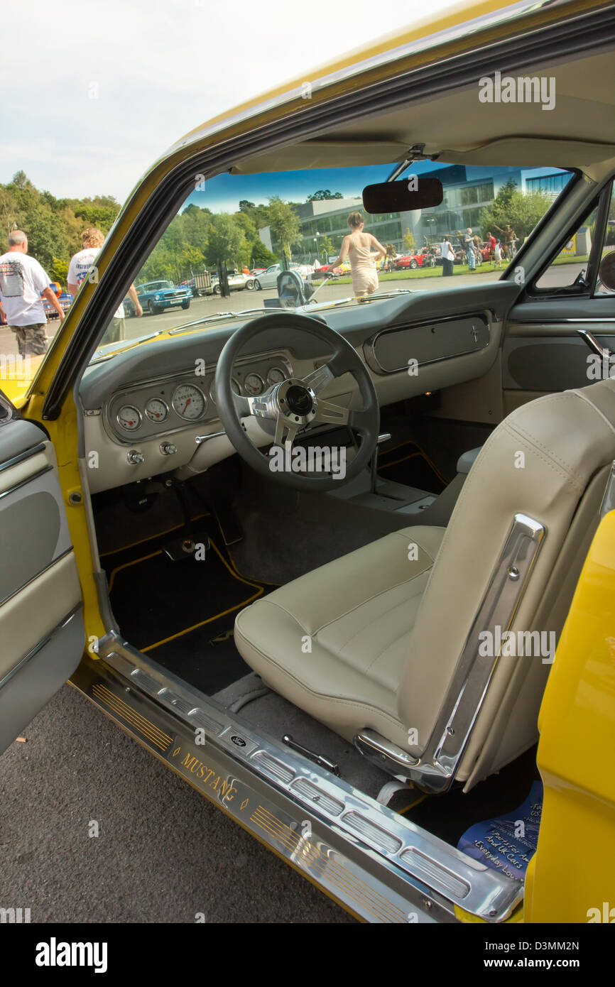 WEYBRIDGE, SURRY, UK - AUGUST 19: Eine Innenansicht des einen gelben Ford Mustang auf der Brooklands Motor Museum Mustang treffen Stockfoto